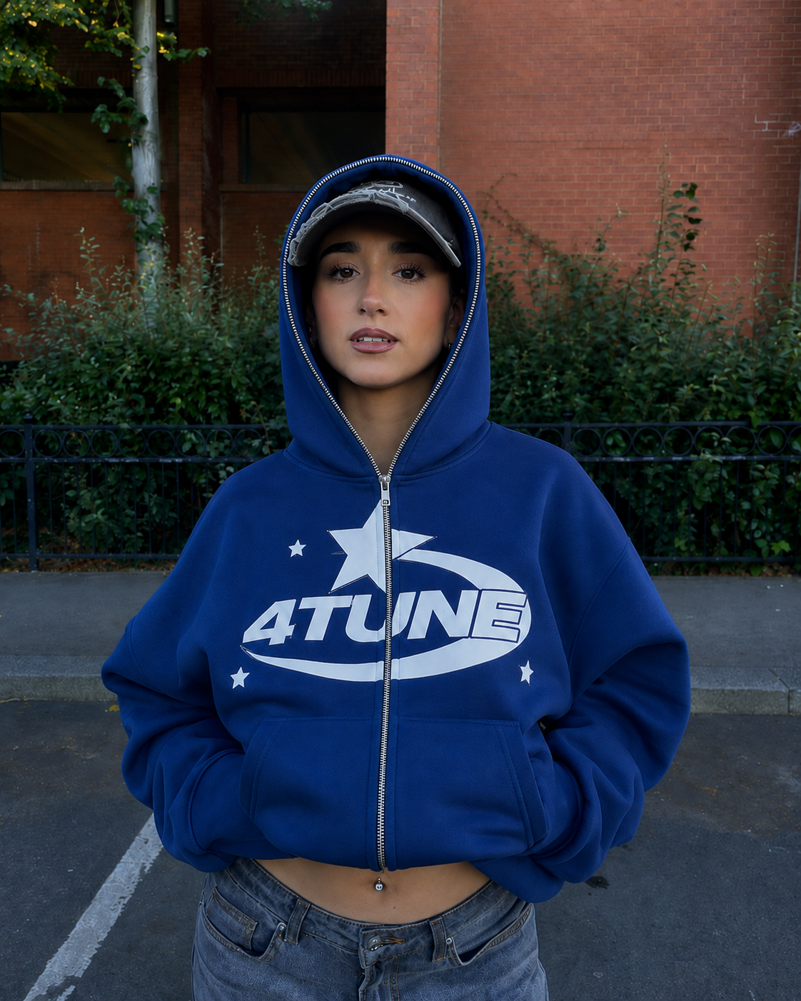Full Zip 4Tune bleu porté streetwear Y2K vue avant
