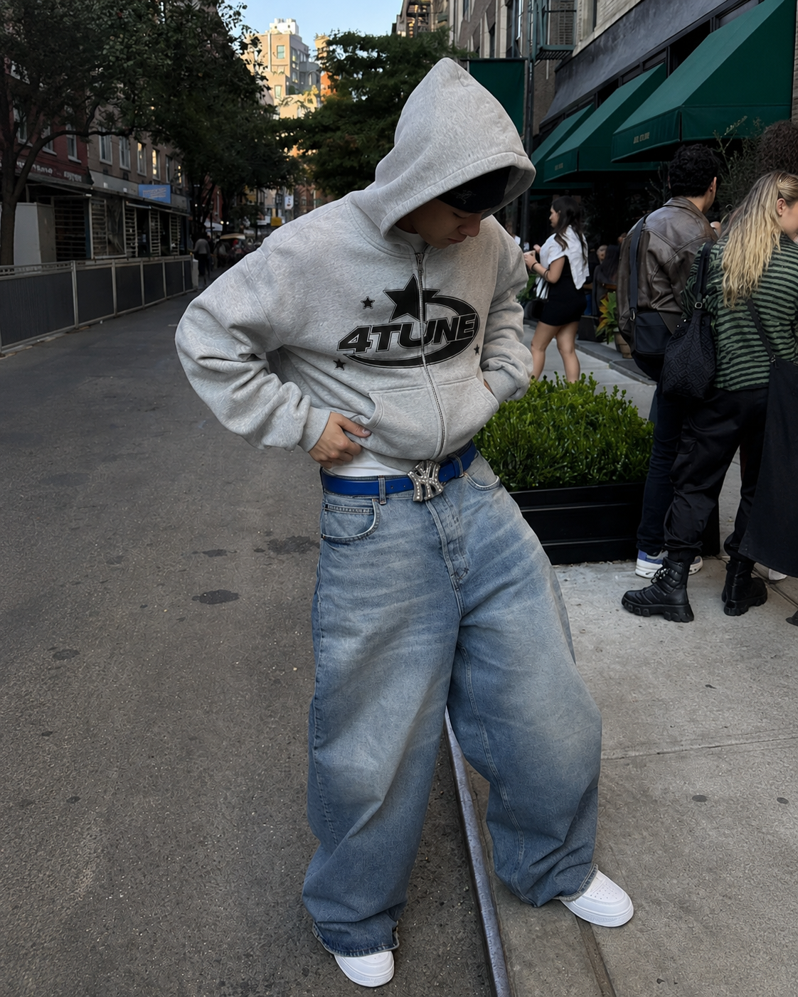 Full Zip 4Tune gris porté streetwear Y2K vue avant