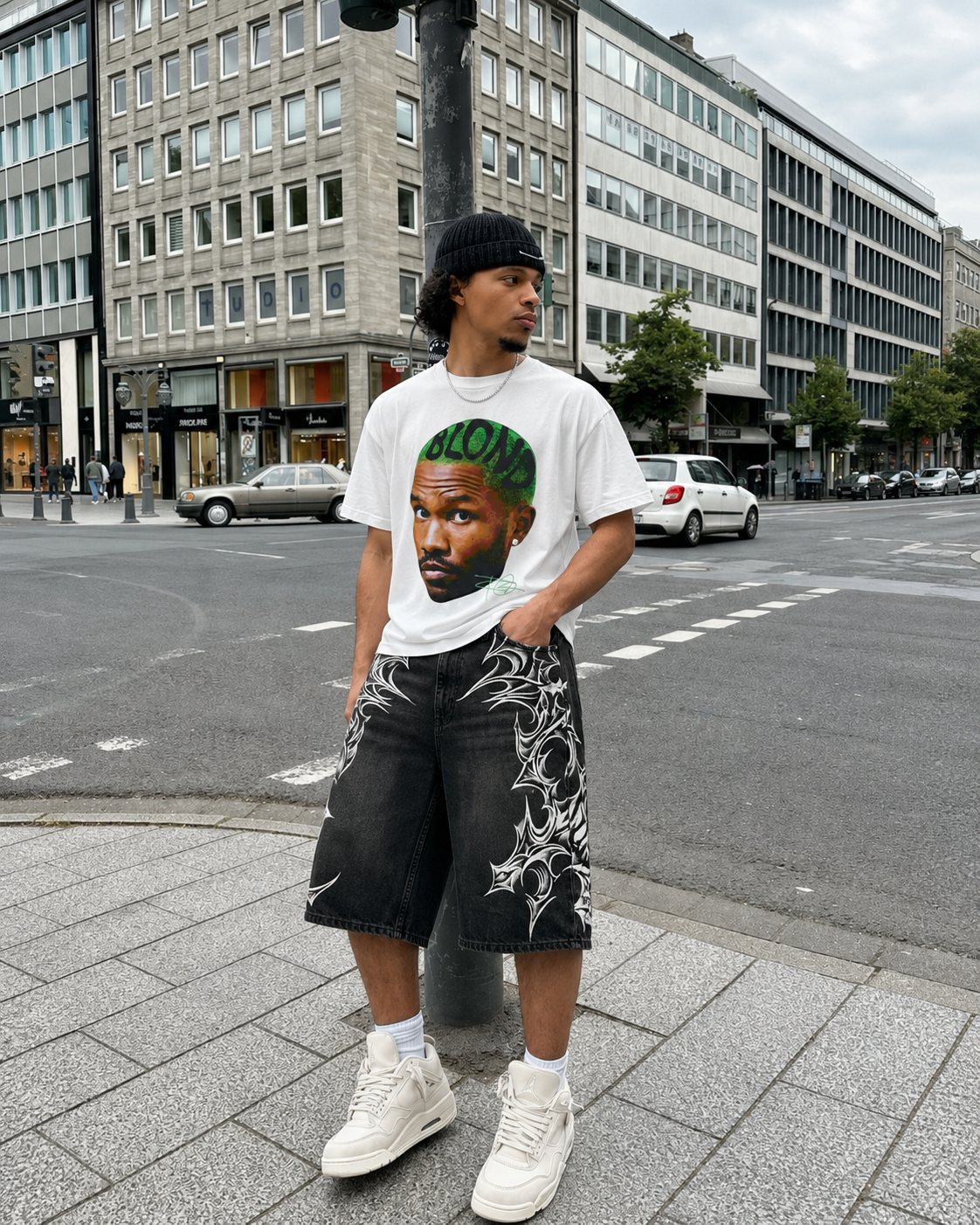 Jorts Tribal Y2K portés en tenue streetwear, vue de face