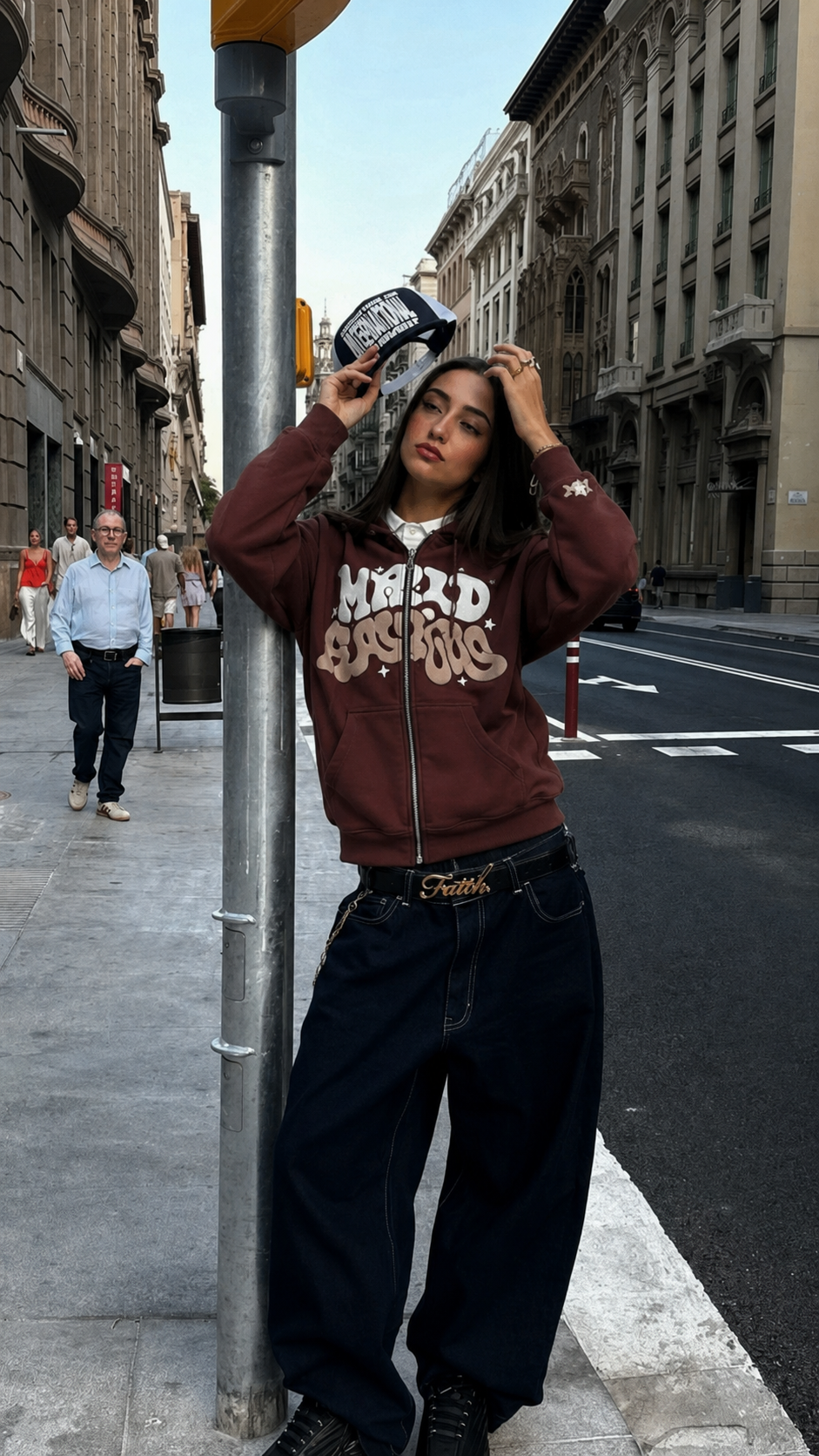 Sweat Aesthetic marron Y2K porté dans une rue urbaine