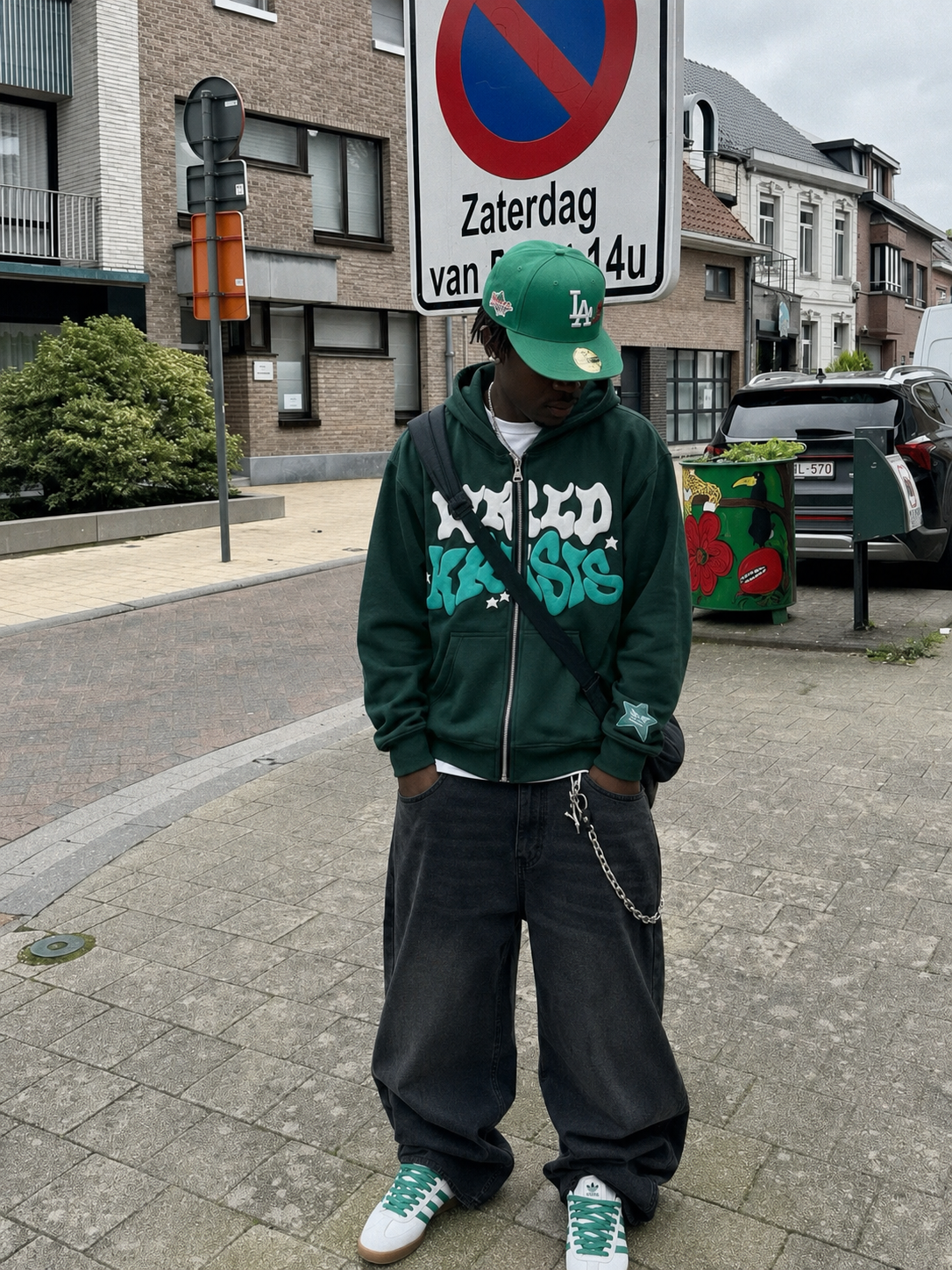 Sweat Aesthetic vert Y2K porté en look streetwear