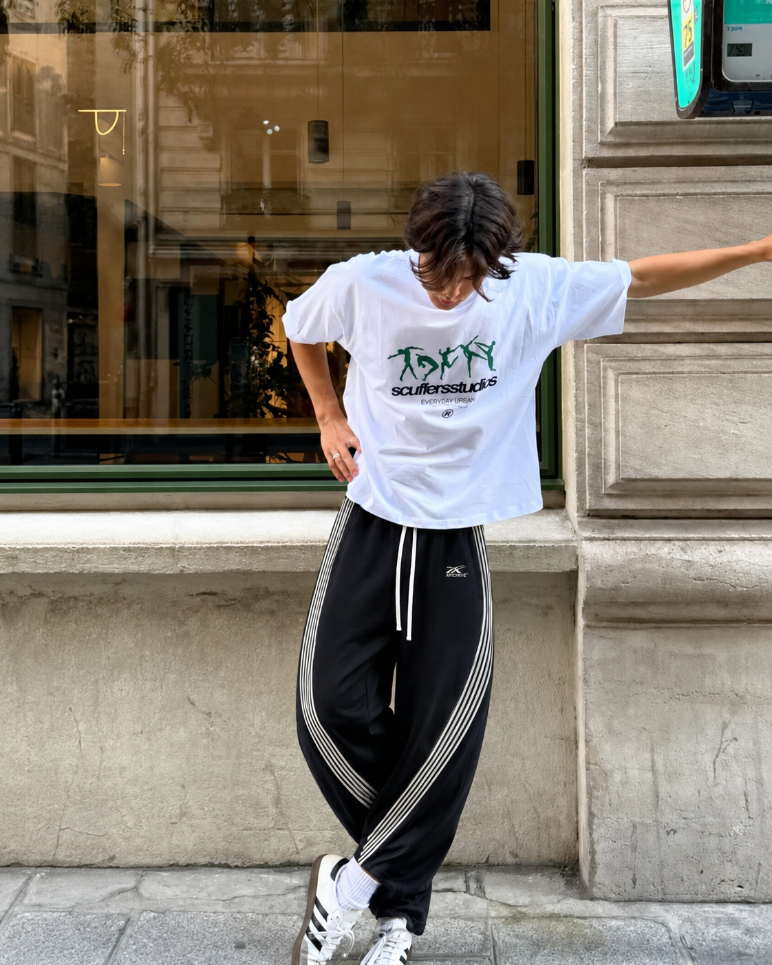 Jogging Archive noir porté streetwear avec bandes blanches