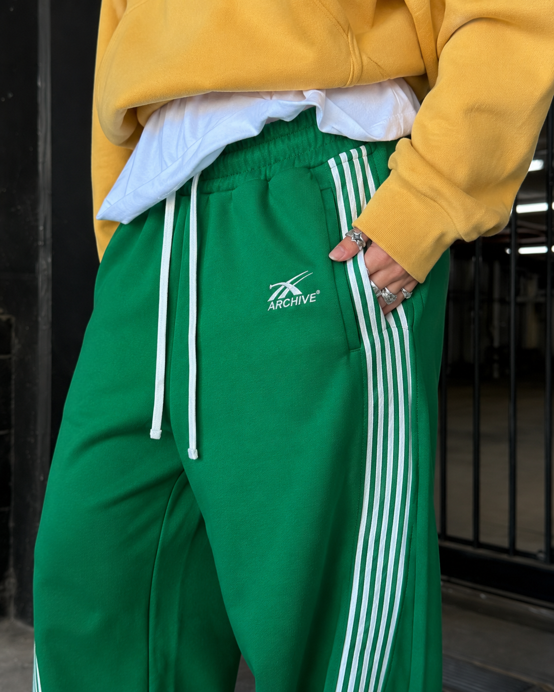 Jogging vert détail logo Archive et bandes blanches