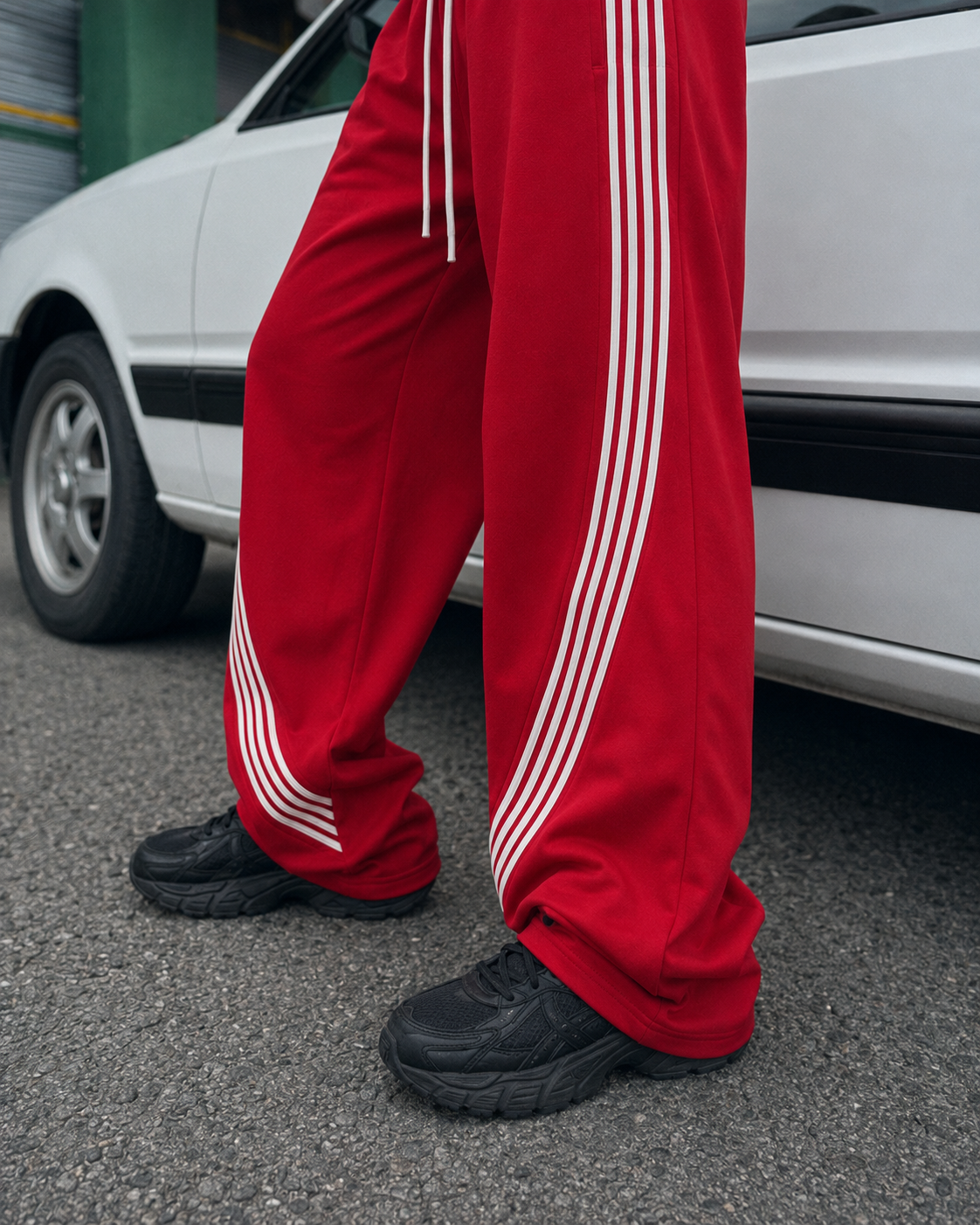 Jogging rouge détail bandes blanches et bas empilé
