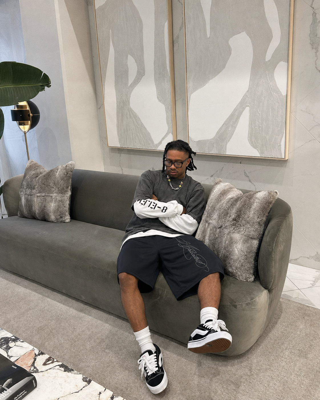 Short baggy noir avec signature grise porté dans un outfit lifestyle streetwear