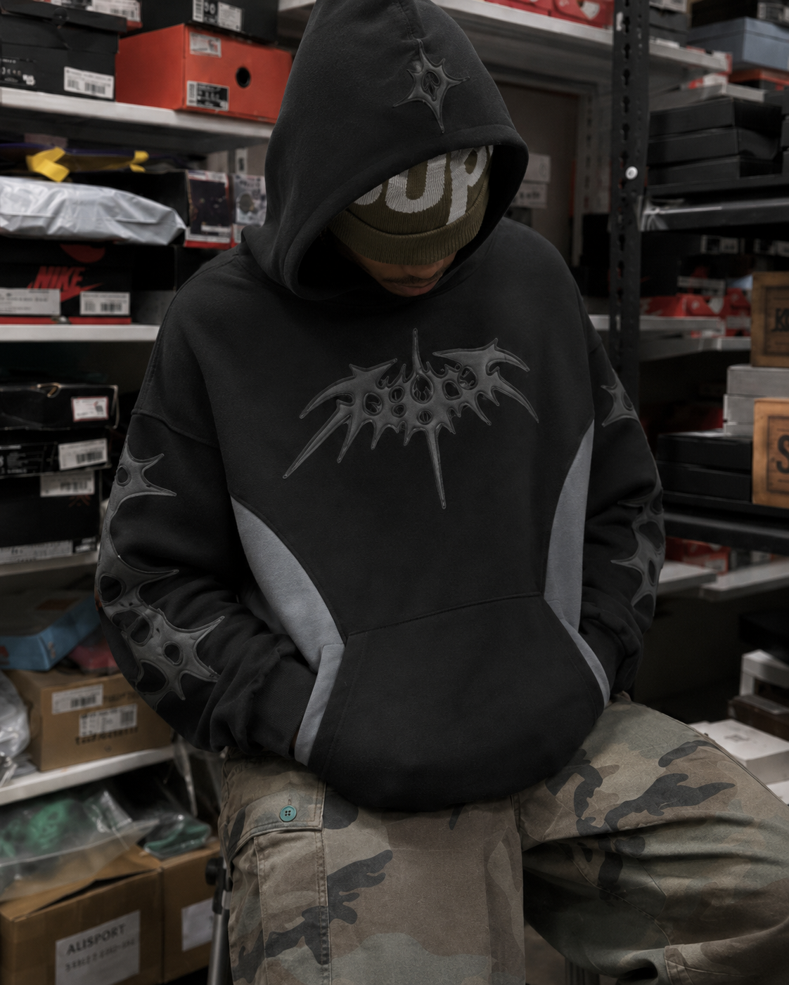 Hoodie tribal noir détail capuche et motif poitrine