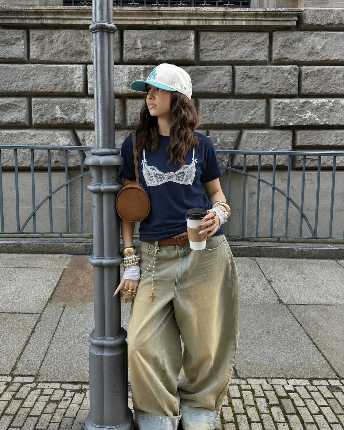 T-shirt soutien-gorge bleu marine à dentelle blanche porté en streetwear Y2K