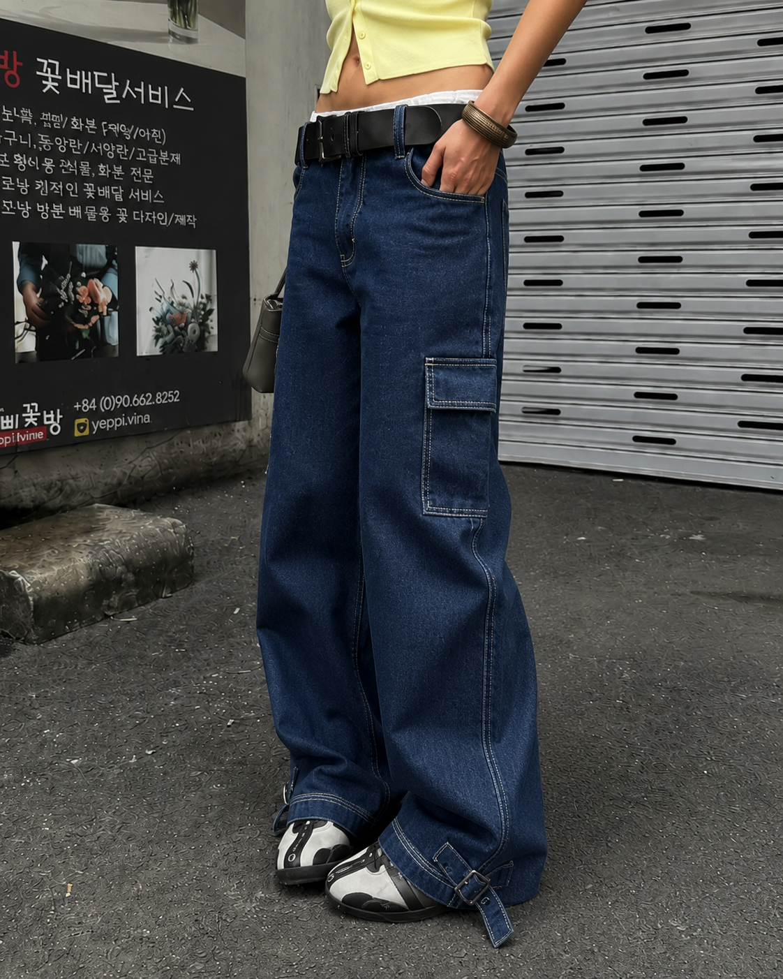 Dark blue strap cargo pants patch pocket detail
