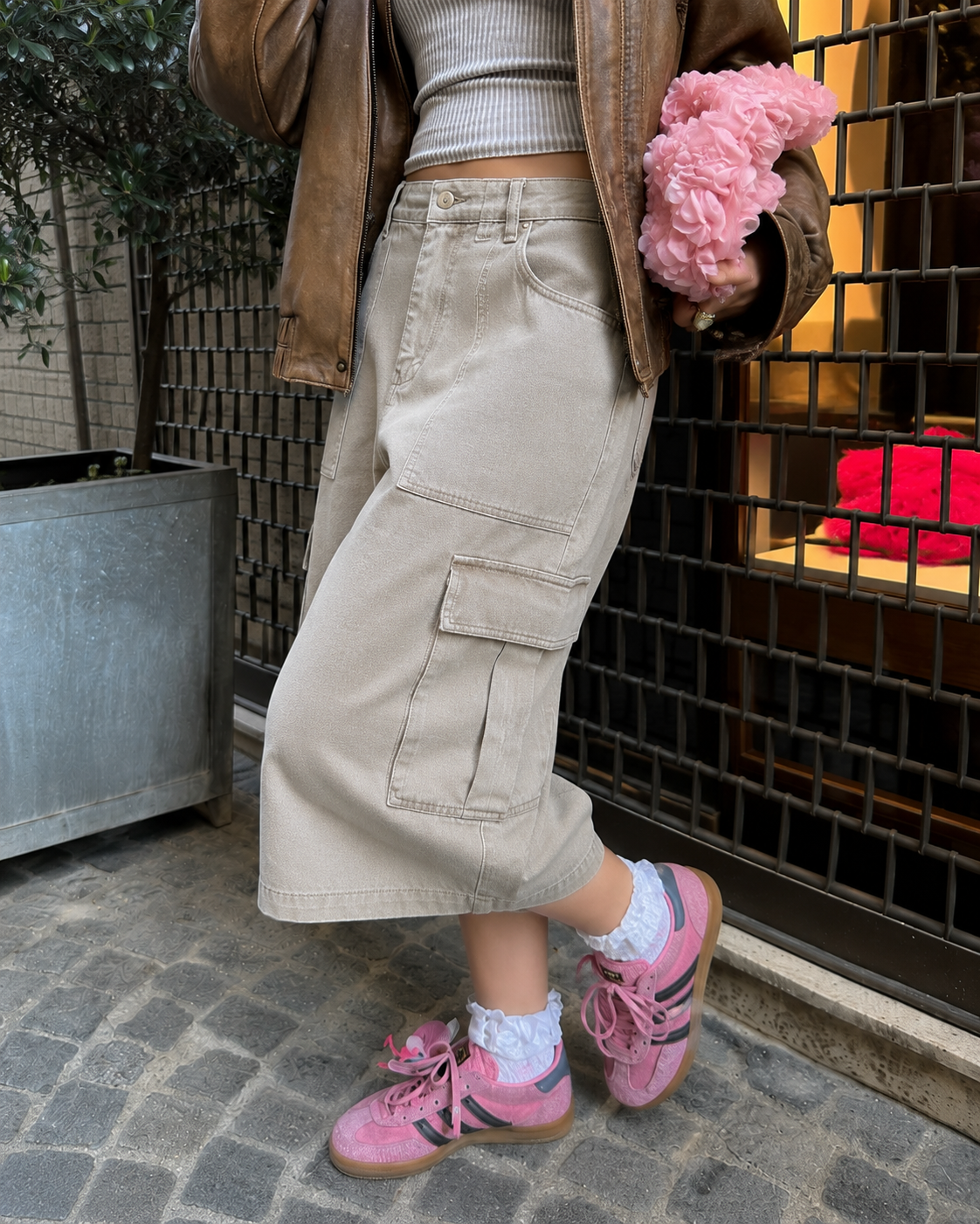 Détail poches cargo sur jorts beige sable portés