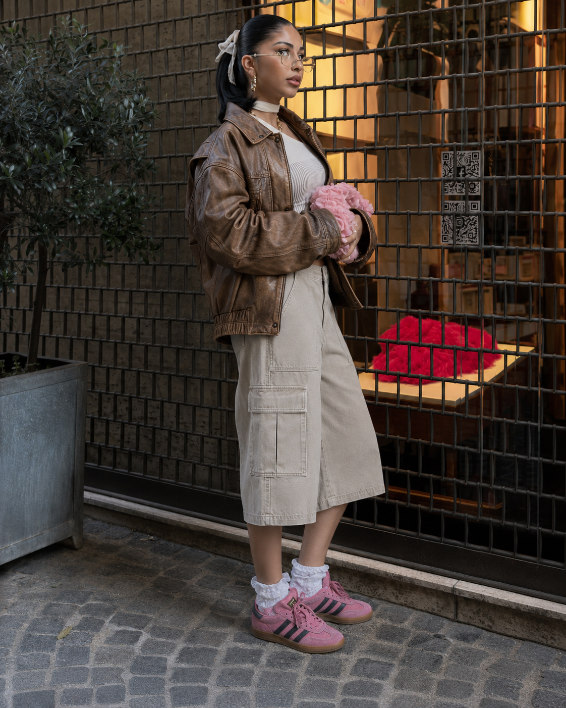 Jorts cargo beige portés de profil, longueur et coupe visibles
