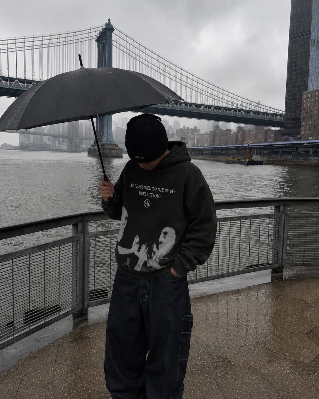 Hoodie Children Of The Sun noir porté vue avant Y2K avec parapluie