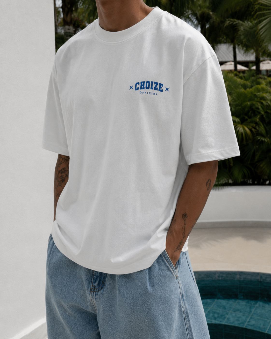 Choize Official hvid T-shirt båret med løs pasform set forfra
