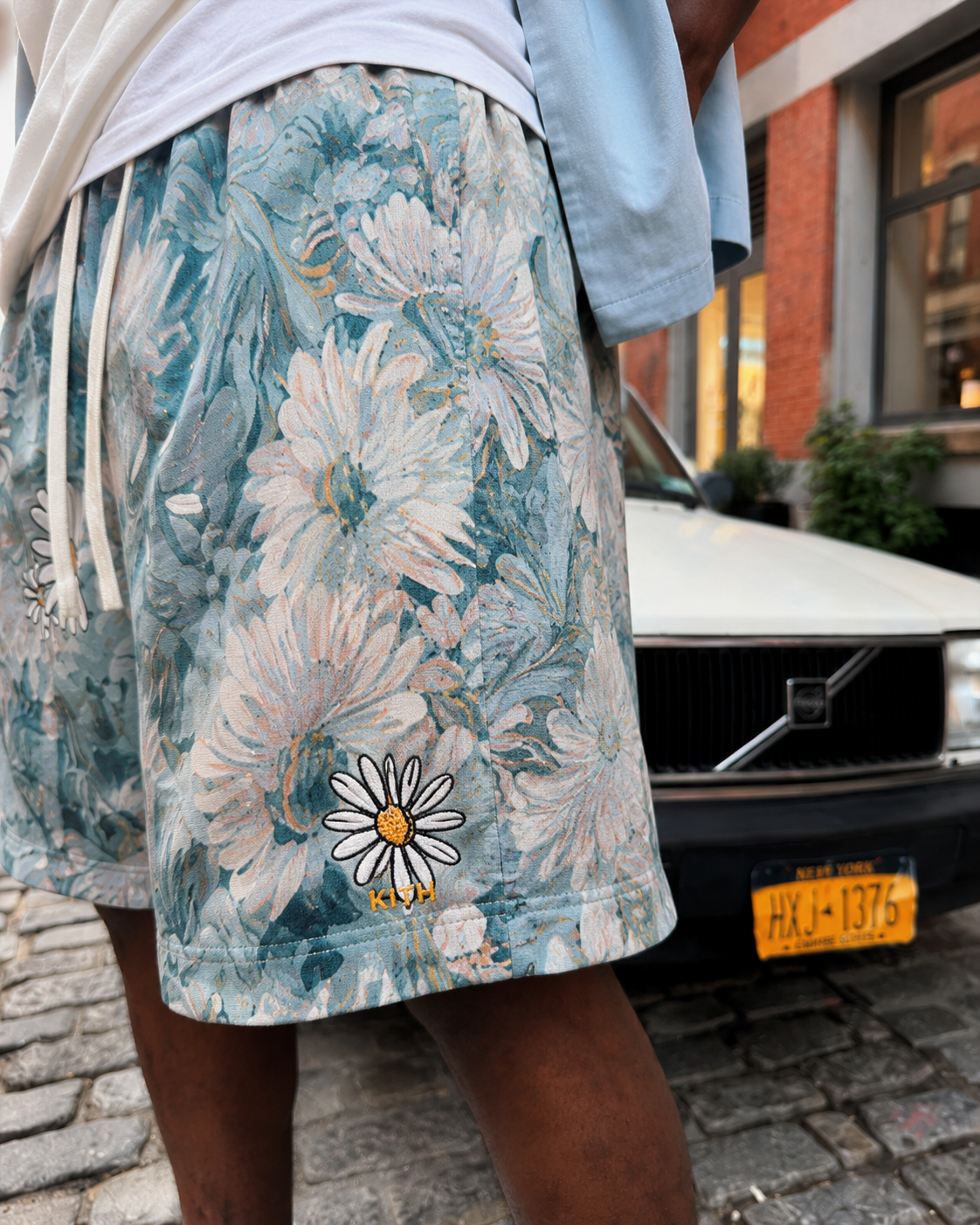 Détail de la marguerite brodée contrastante sur le Short Marguerite bleu floral