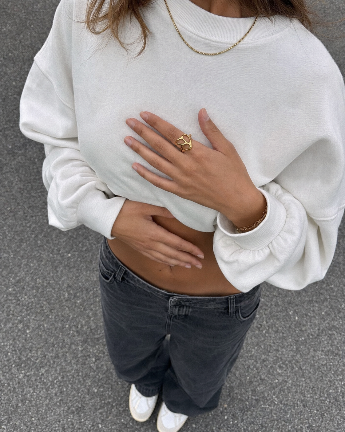 Design Ring gold worn Y2K streetwear outfit