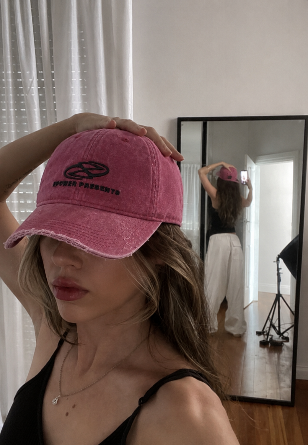 Casquette brodée rose portée streetwear miroir
