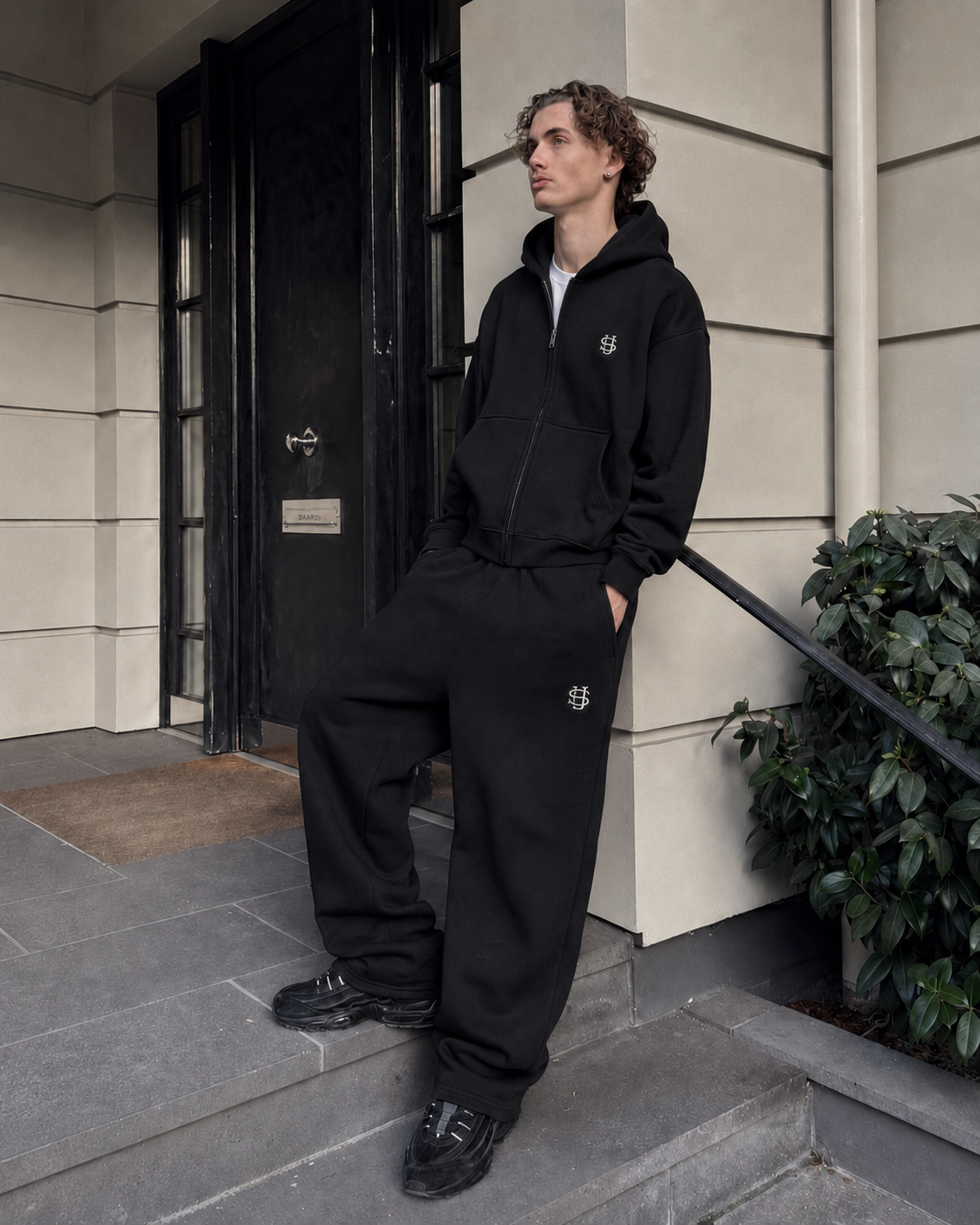 Jogging Essentiel noir baggy porté de face