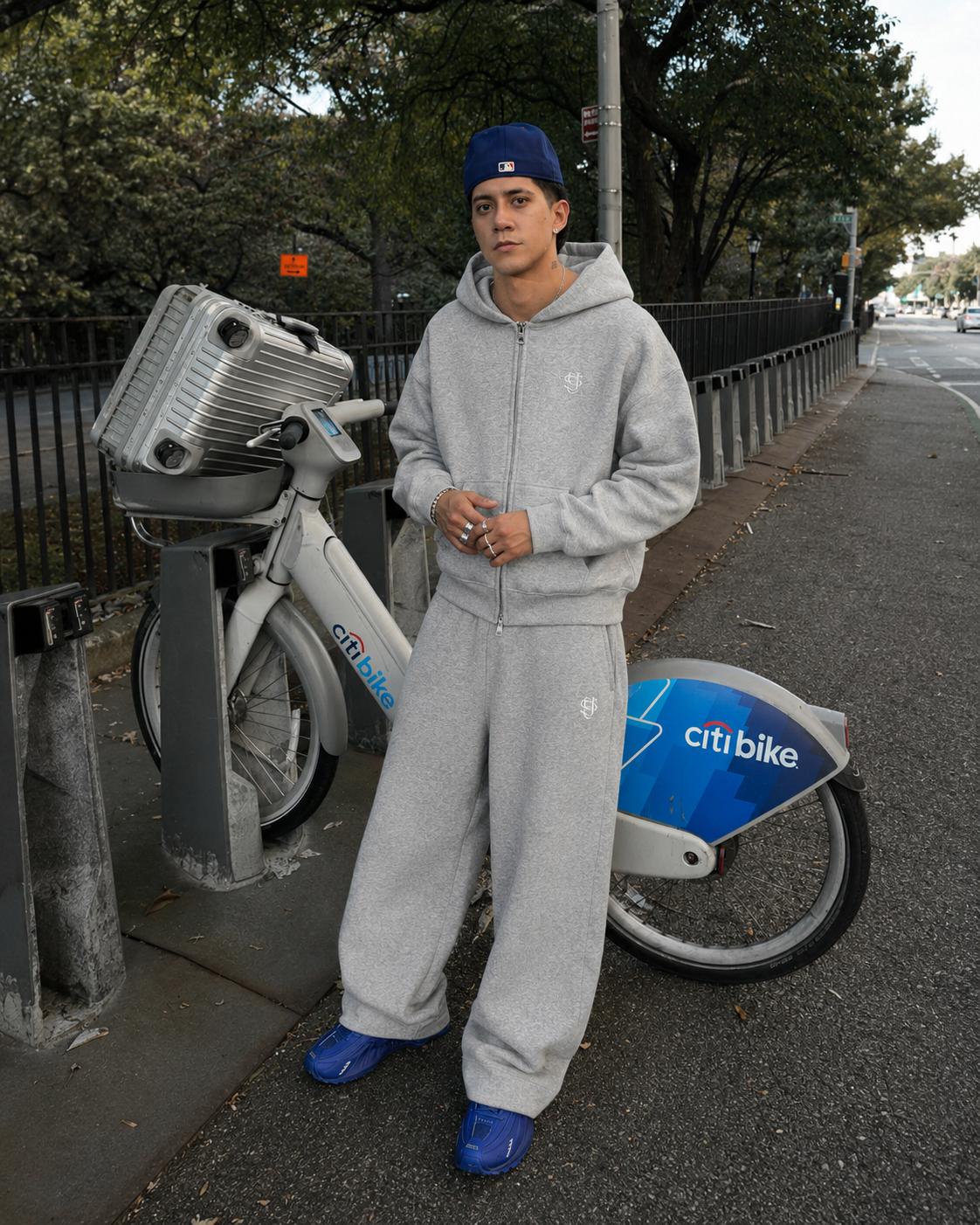 Jogging Essentiel gris baggy streetwear porté de face