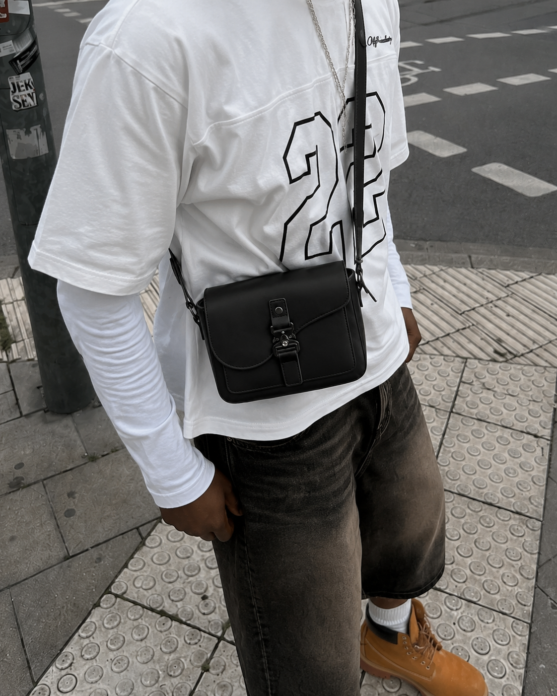 Sacoche cuir noire portée vue trois quarts