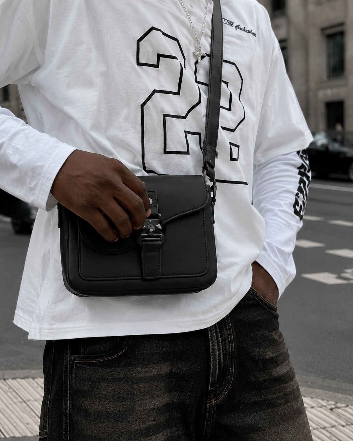 Sacoche noire en simili cuir détail boucle frontale