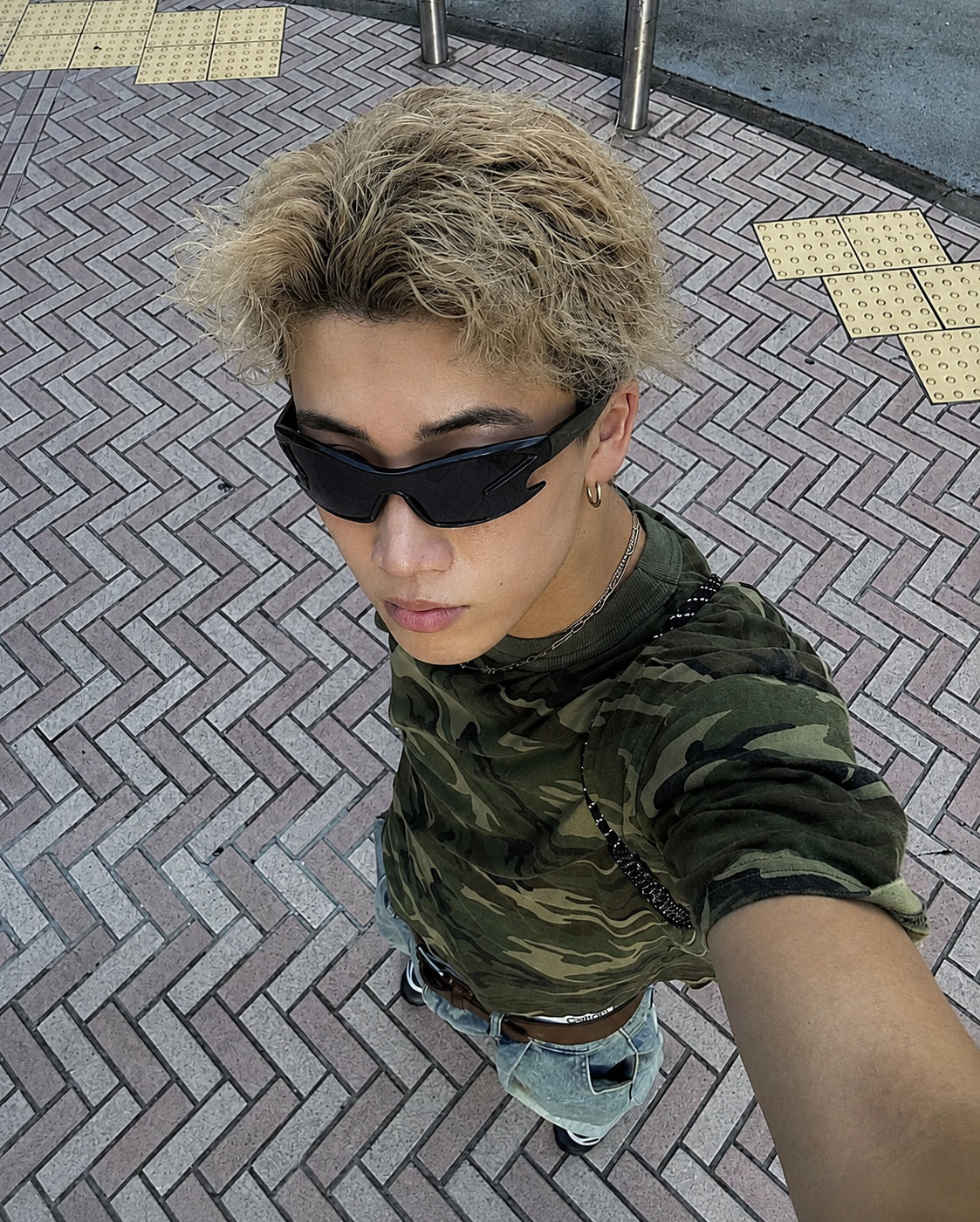 Lunettes futuristiques noires portées streetwear selfie plongeant