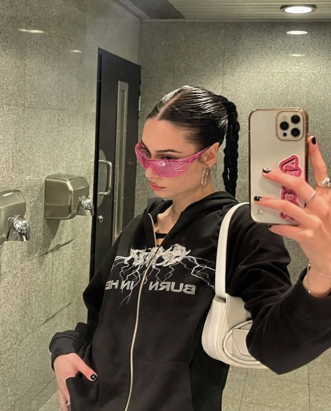 Lunettes futuristiques roses portées mirror selfie Y2K