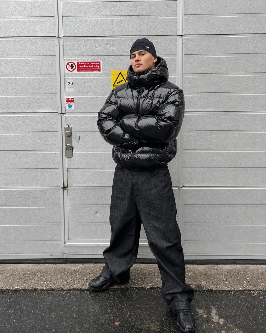 Doudoune Puffer noire brillante portée avec jean baggy