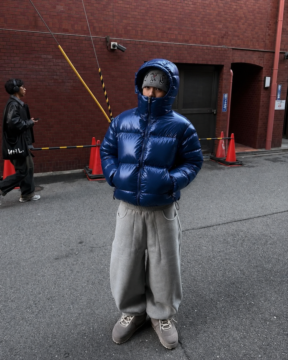 Doudoune Puffer bleue brillante portée avec pantalon large