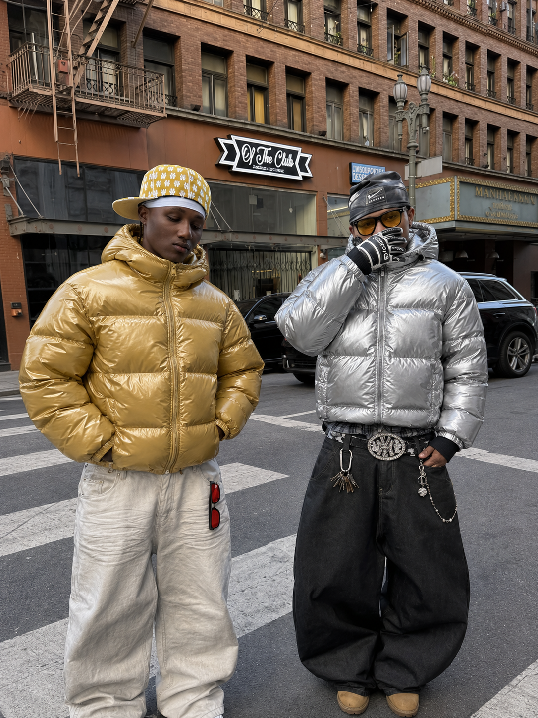 Doudounes Puffer jaune et argent brillantes en look streetwear