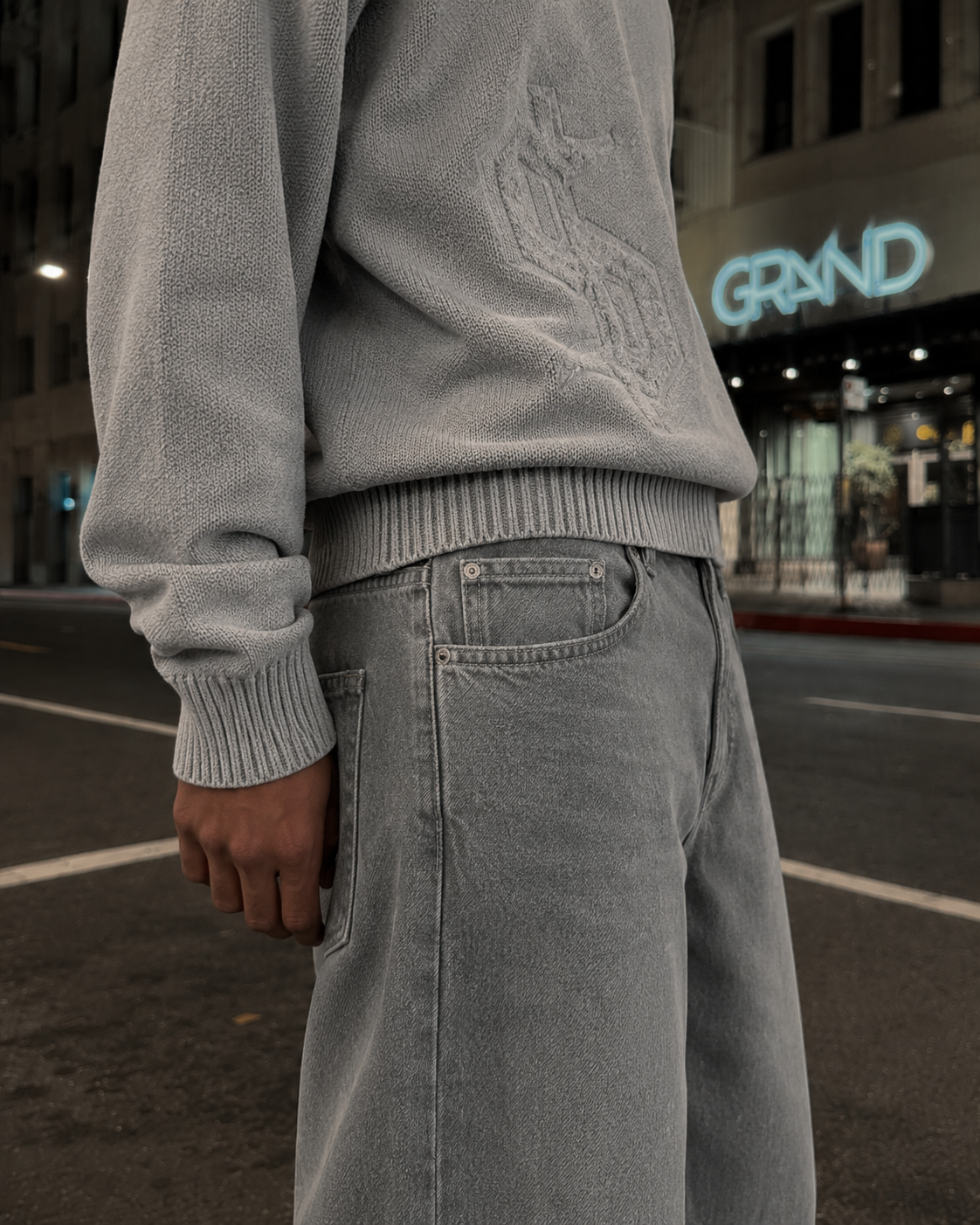 Pull Dollar gris vue latérale avec motif dollar brodé