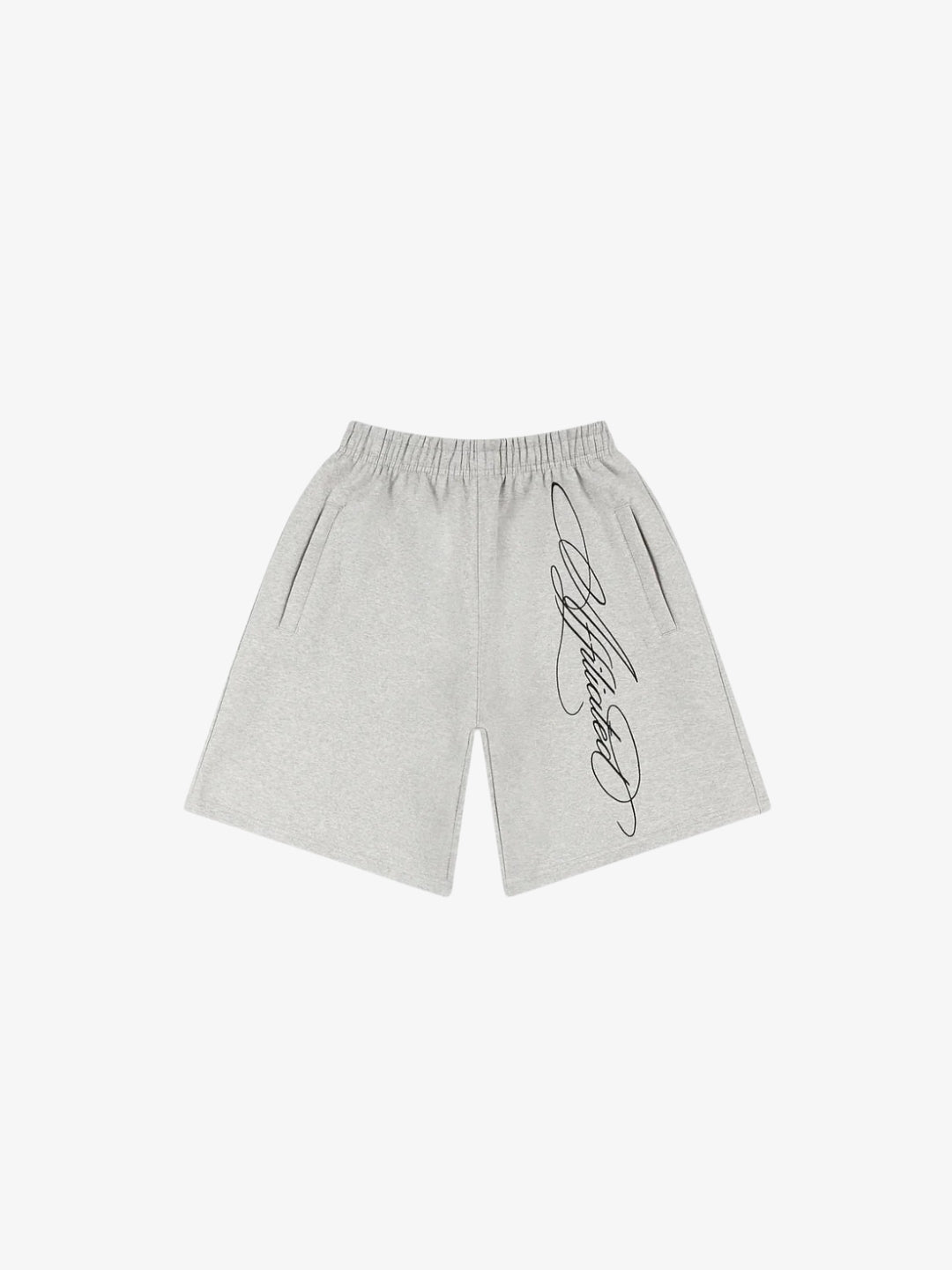 Short baggy gris clair avec signature noire sur la jambe, vue avant sur fond blanc
