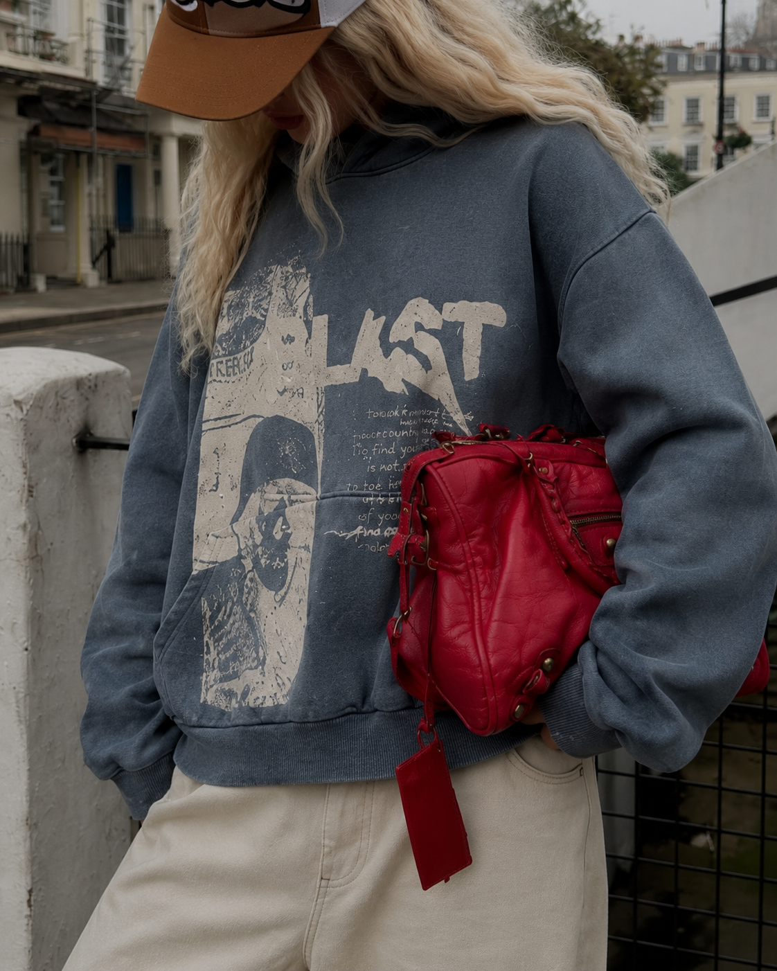 Hoodie Blast bleu détail motif squelette