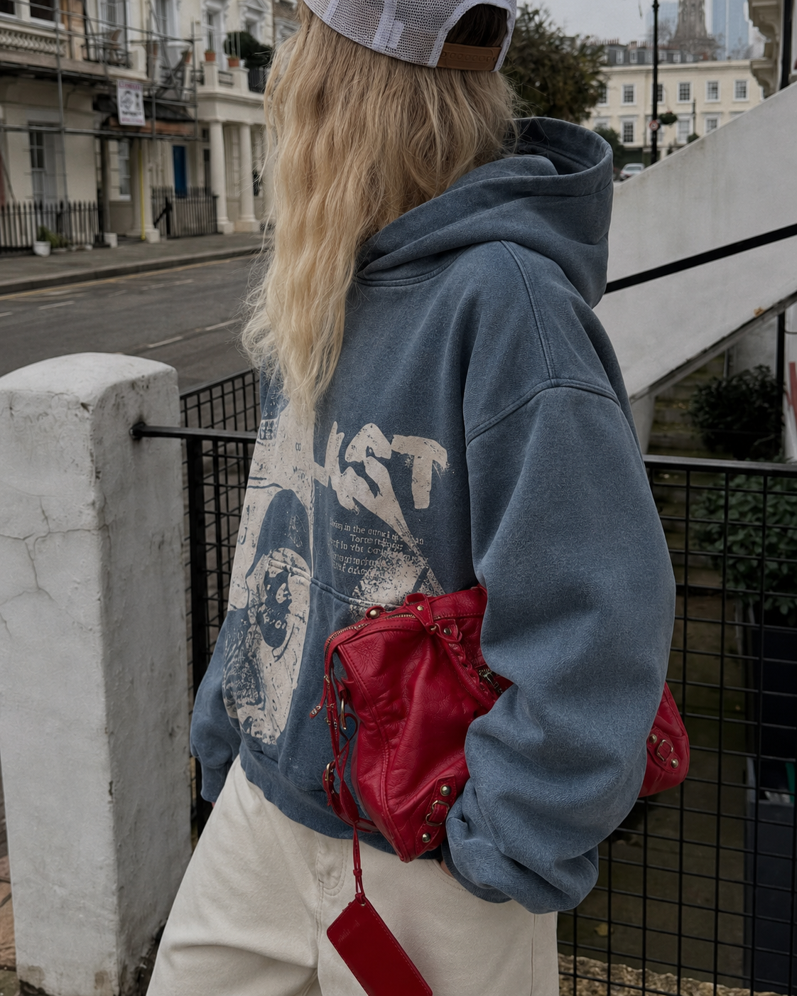 Hoodie Blast bleu angle côté avec print graphique