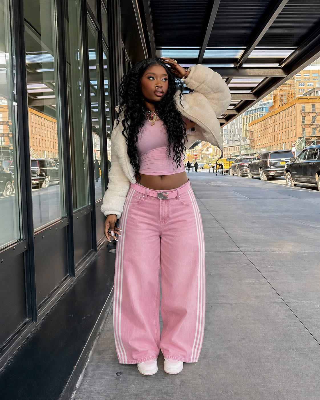 Jean bandes rose femme porté style Y2K