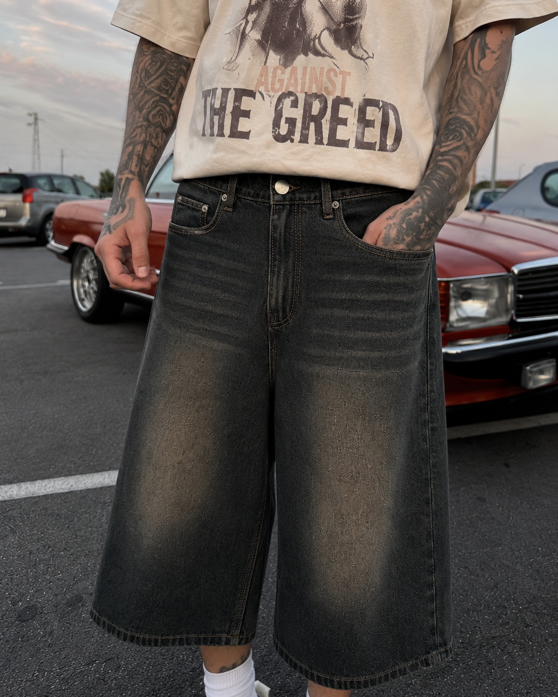 Jorts baggy noir porté en gros plan avec t-shirt graphique