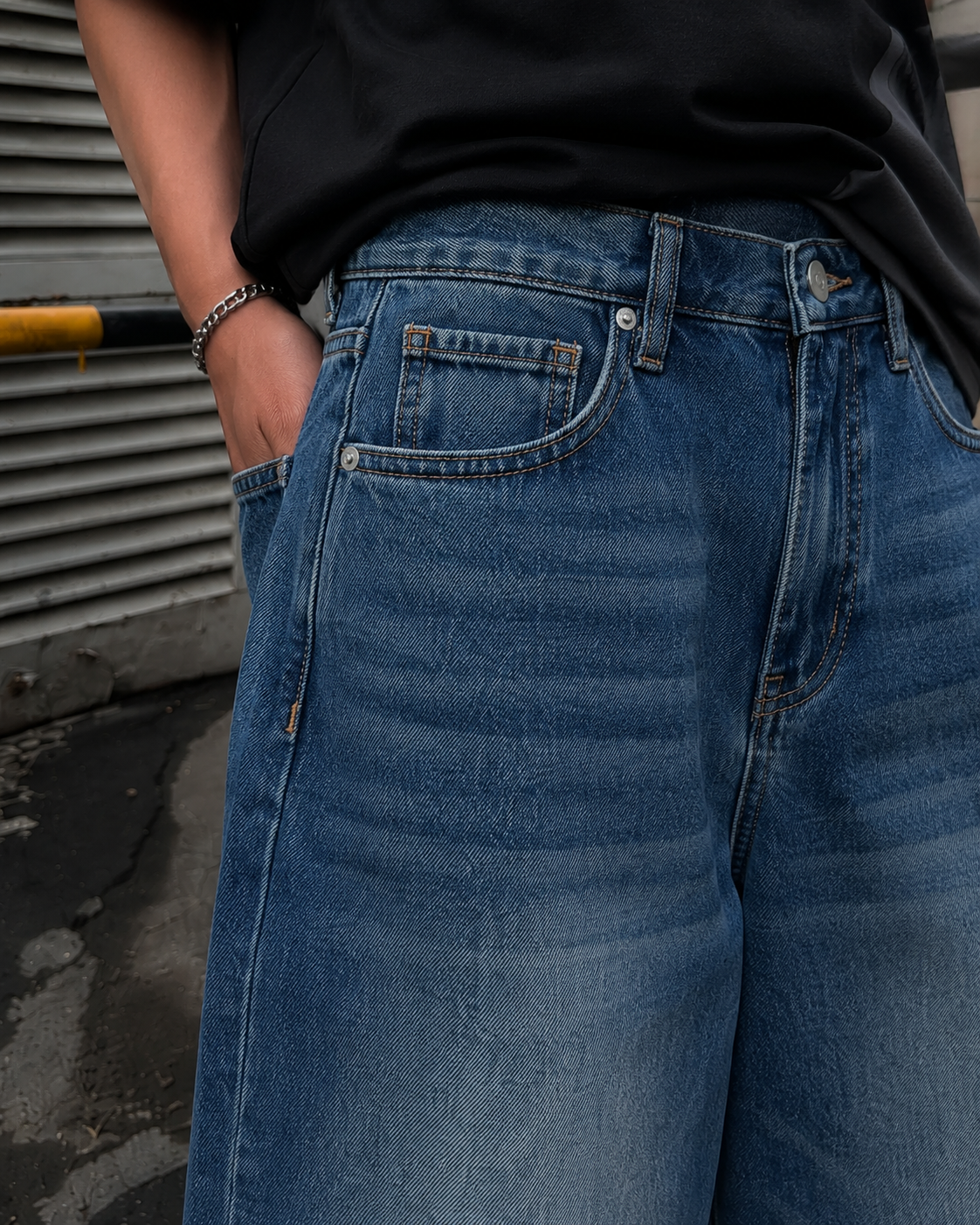 Détail taille et poches du jorts baggy bleu en denim