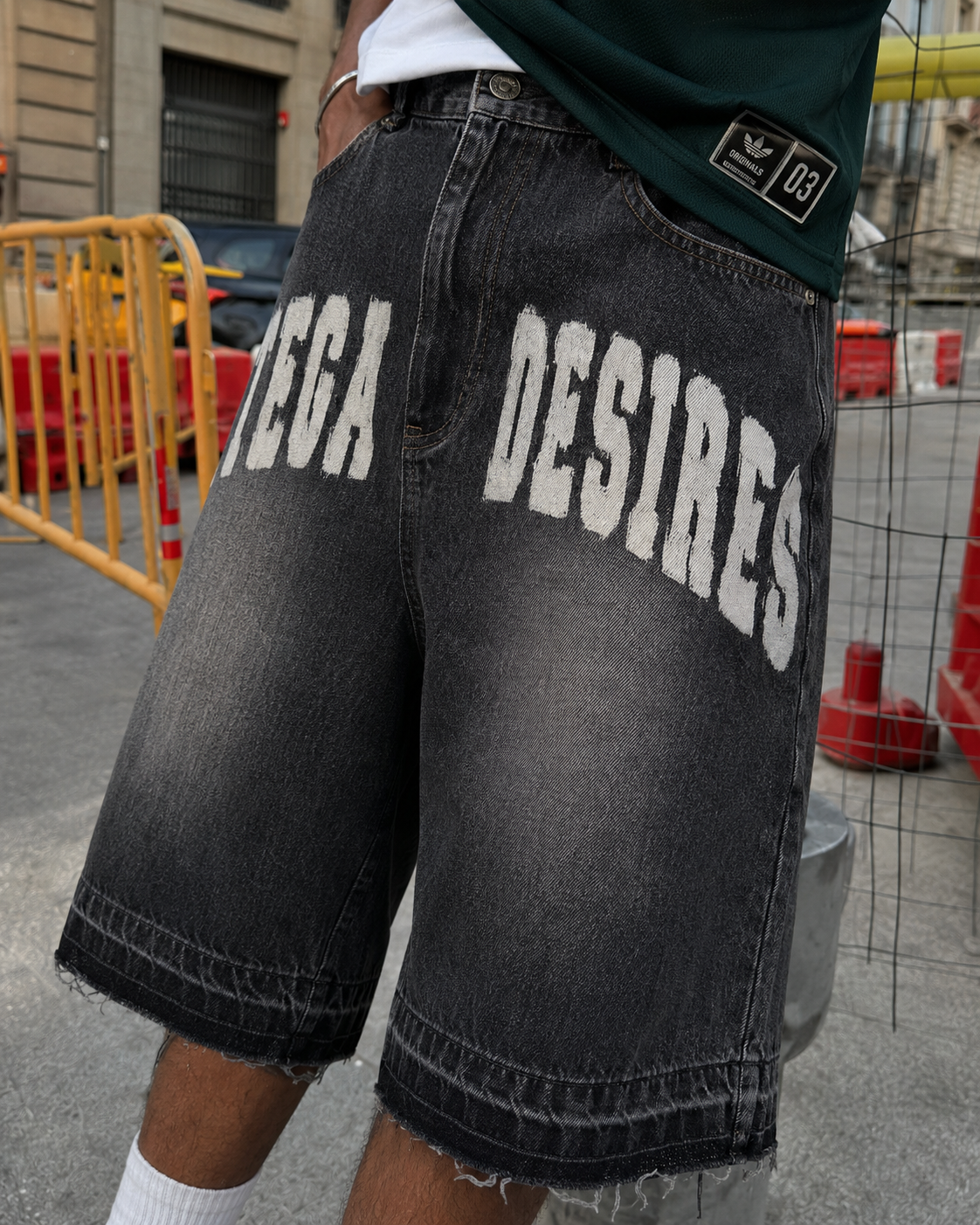 Detail lettrage arc Jorts Baggy Y2K Drex