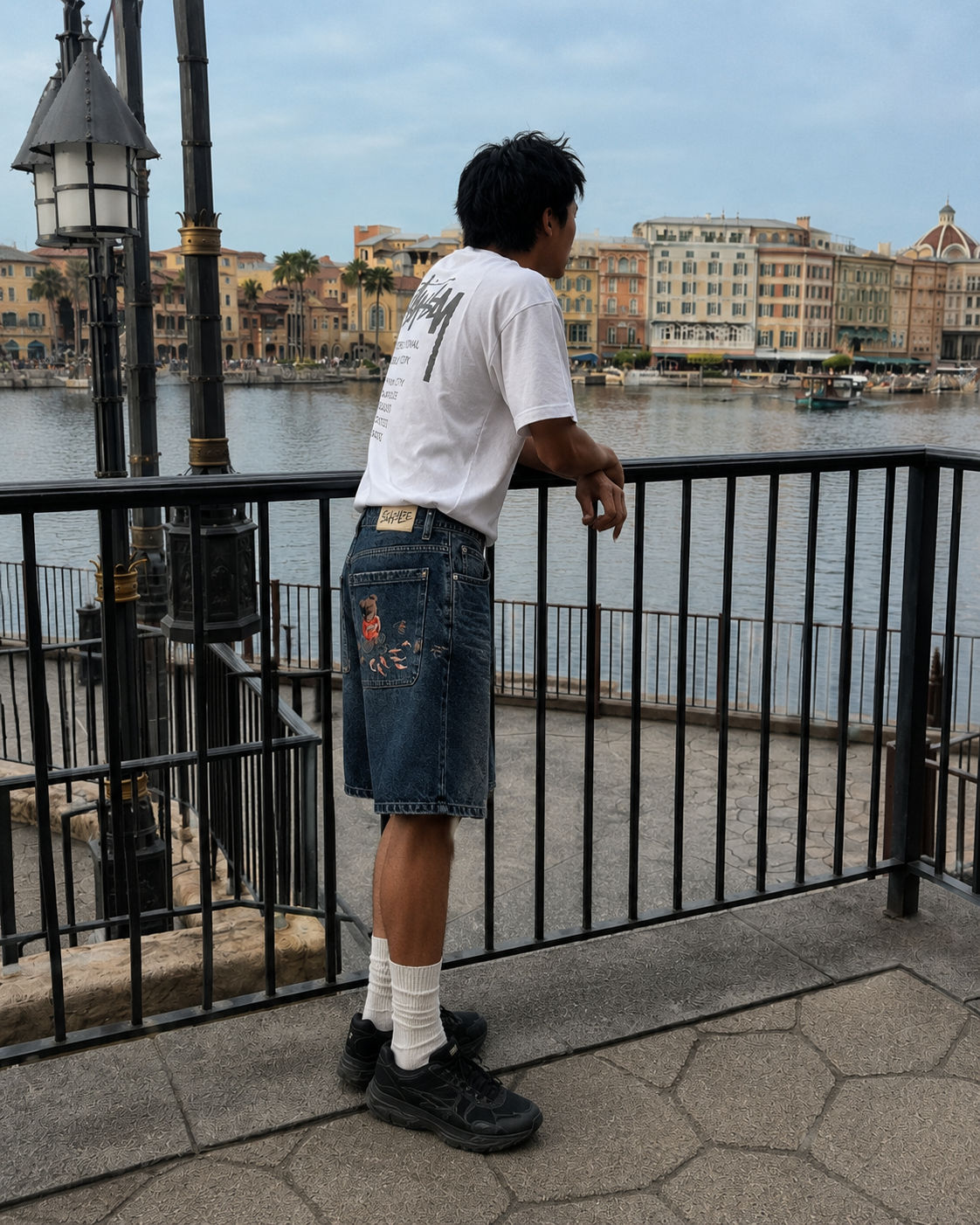 Détail de la broderie ours et carpes koi sur la poche arrière du Jorts Koi
