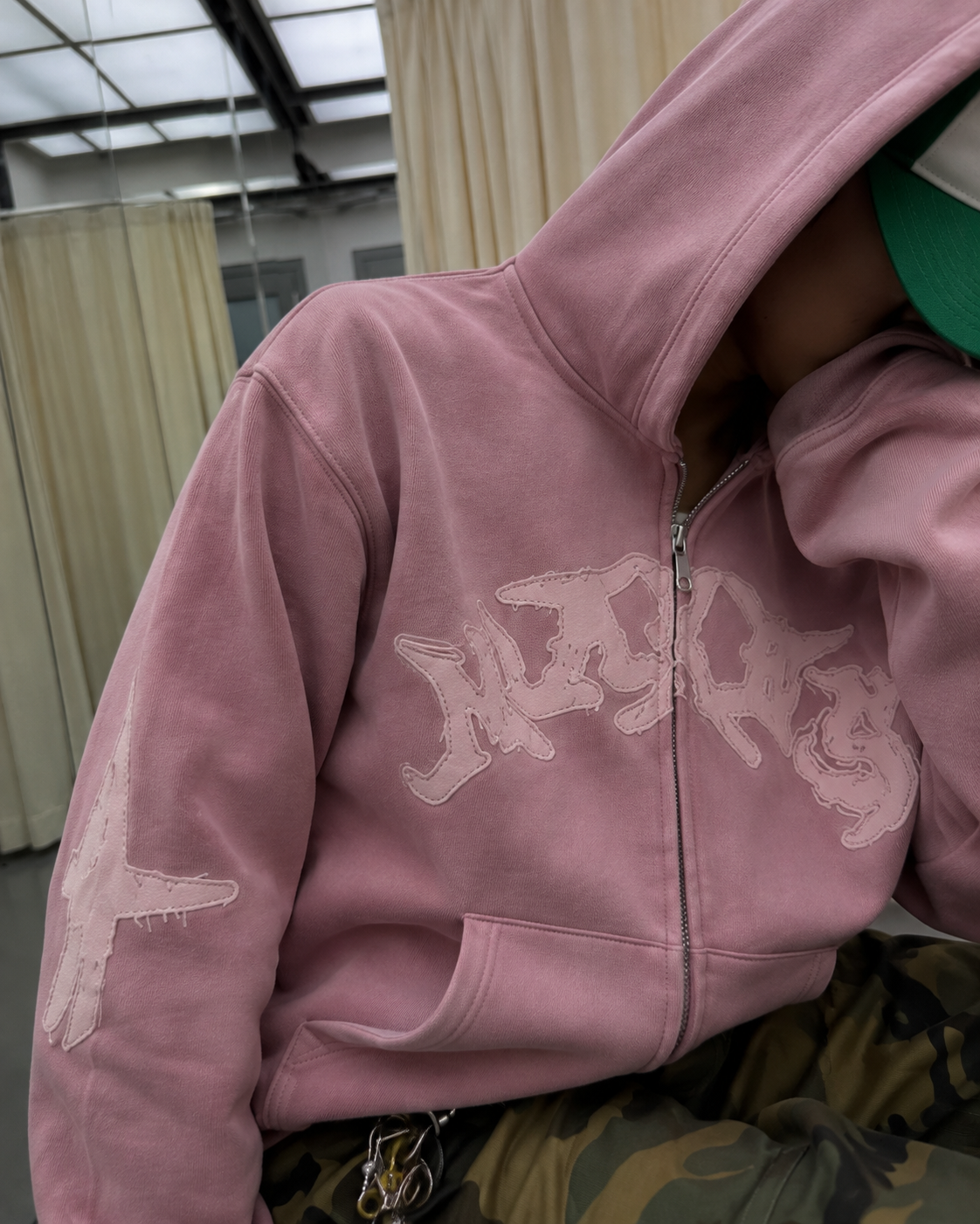 Støvet rosa Zip Hoodie Makes detalje ærme og brystapplikation