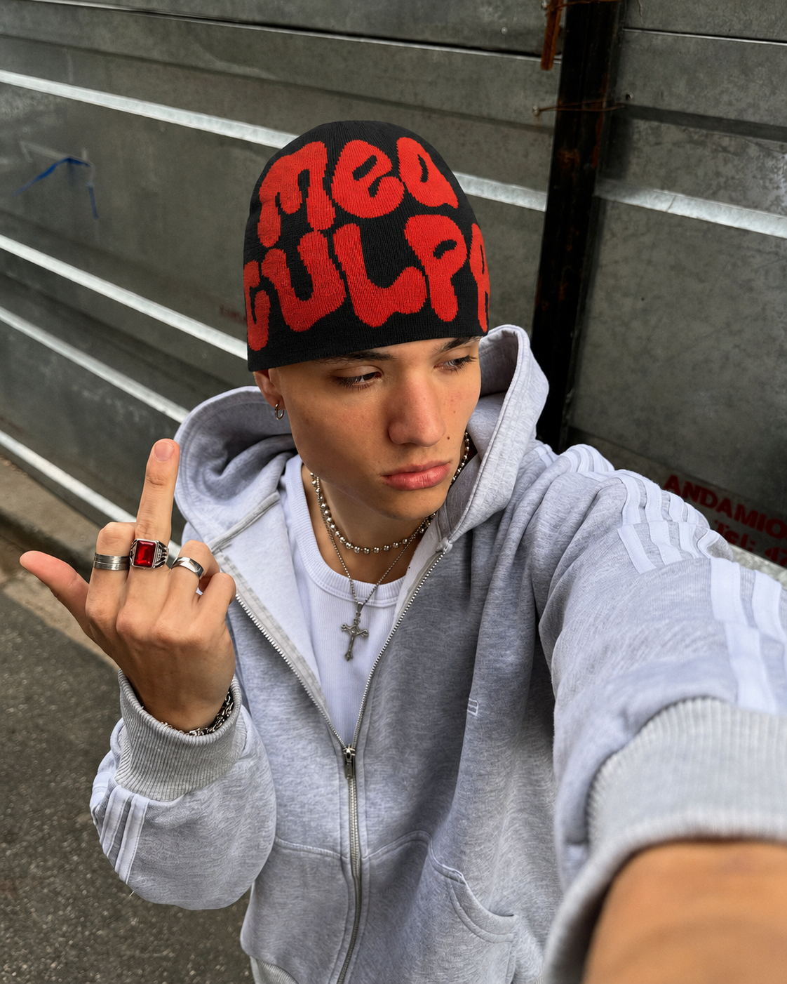 Bonnet Mea Culpa noir rouge porté streetwear Y2K