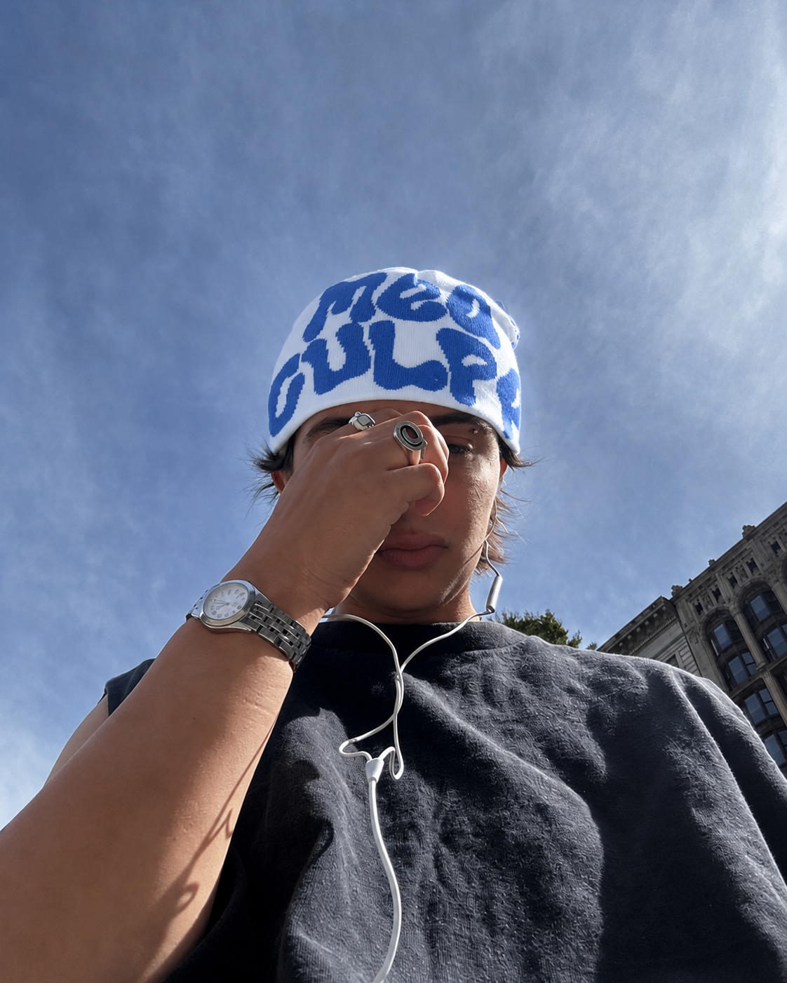 Bonnet Mea Culpa blanc bleu porté streetwear Y2K