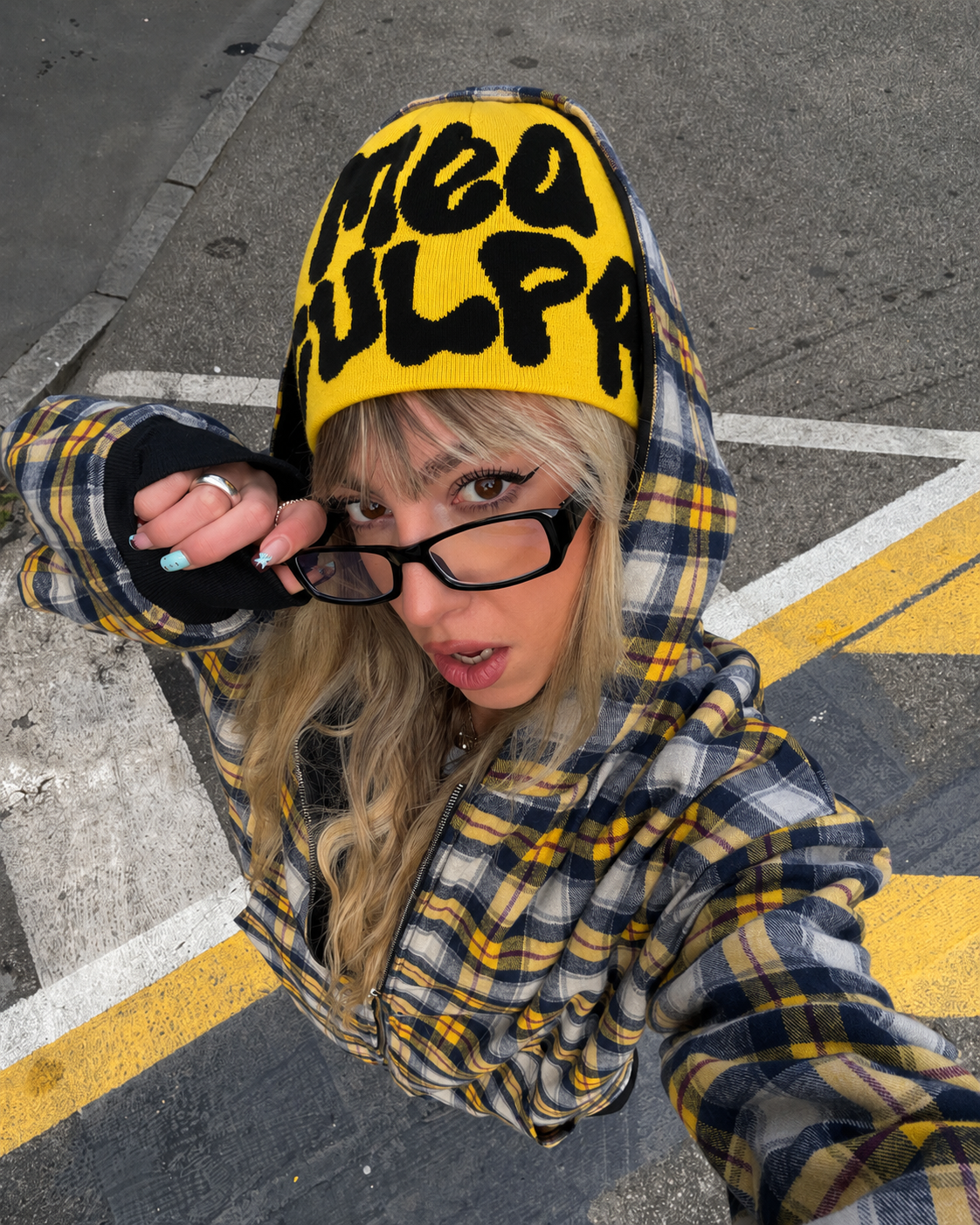 Bonnet Mea Culpa jaune noir porté streetwear Y2K
