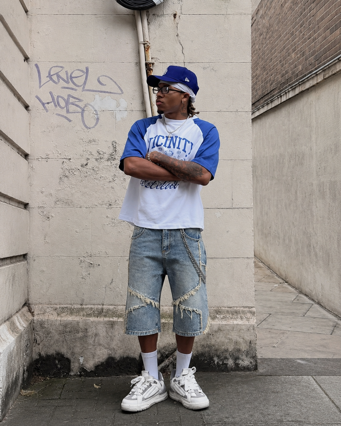 Jorts patchwork bleu clair portés de face, silhouette complète homme