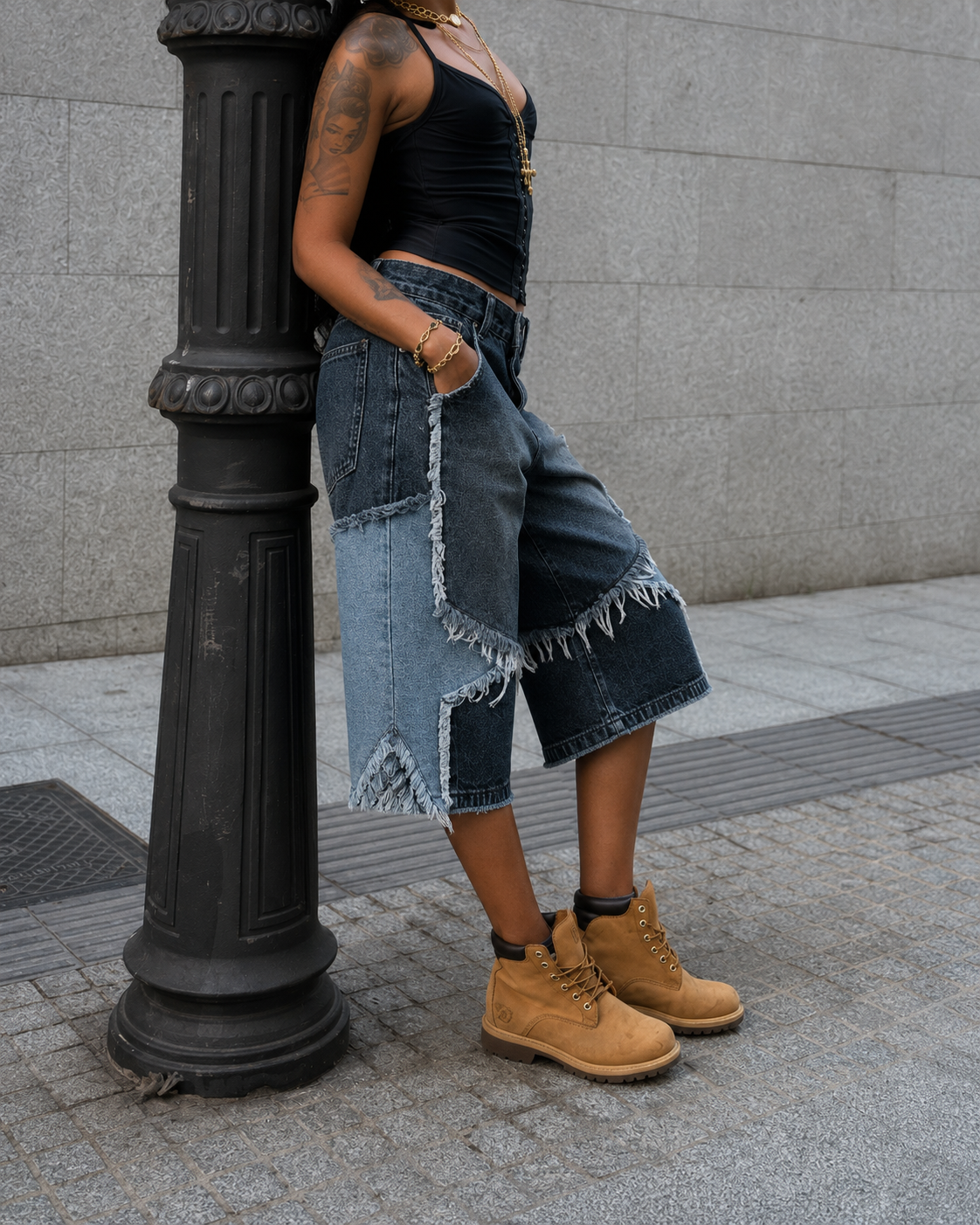 Jorts patchwork indigo portés de côté, détail bords effilochés bas de jambe