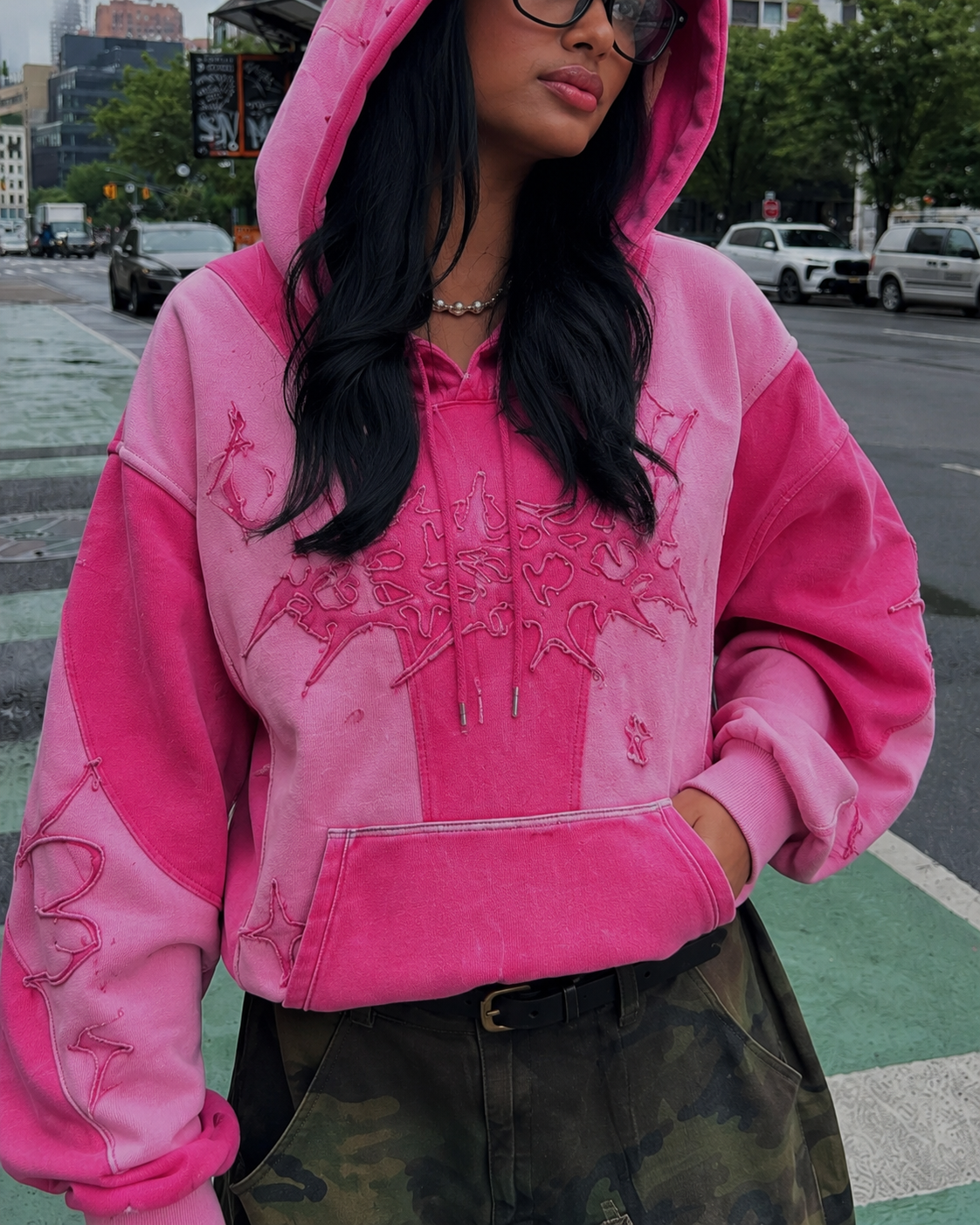 Hoodie rose détail poitrine