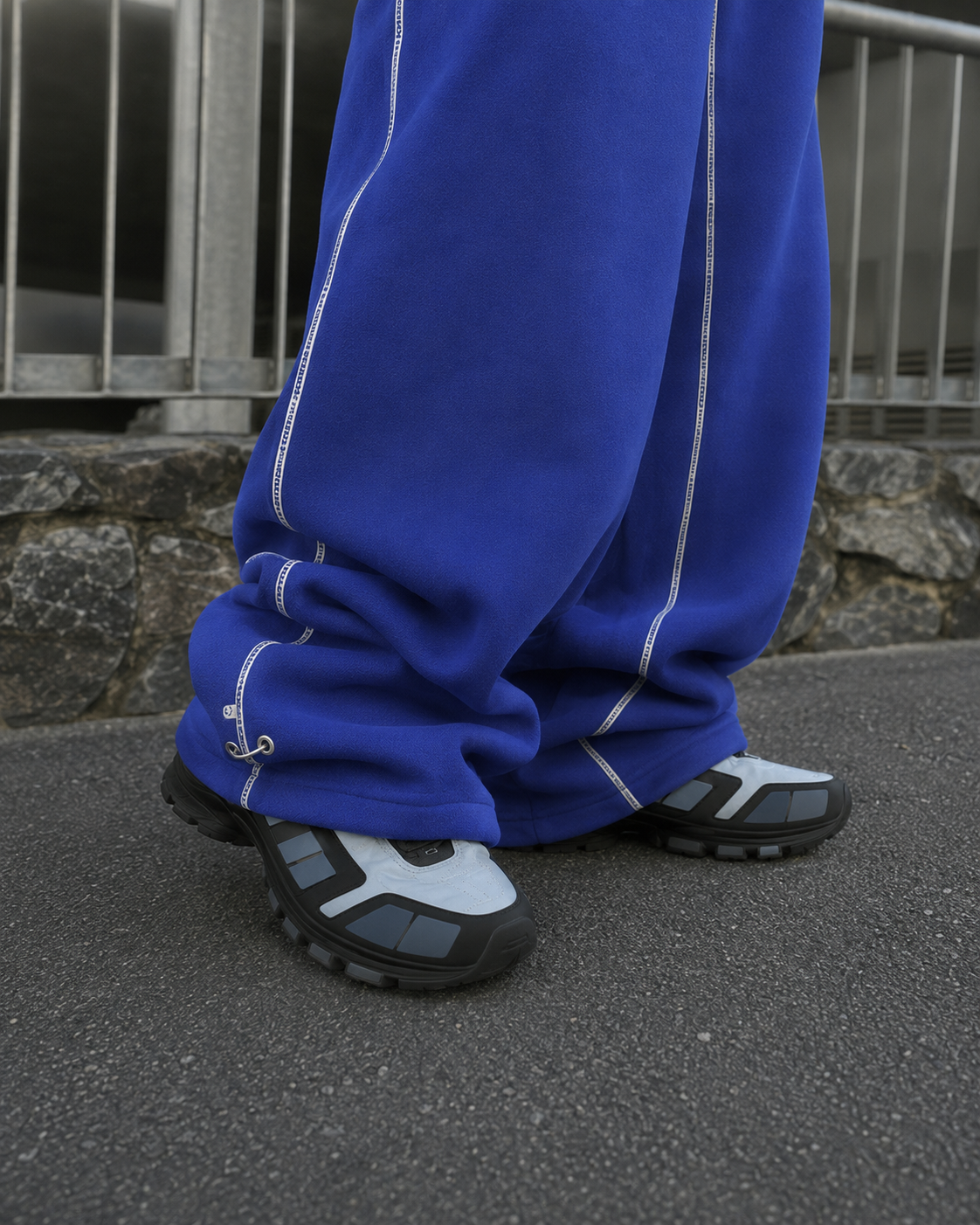 Jogging bleu baggy détail bas empilé et cordon