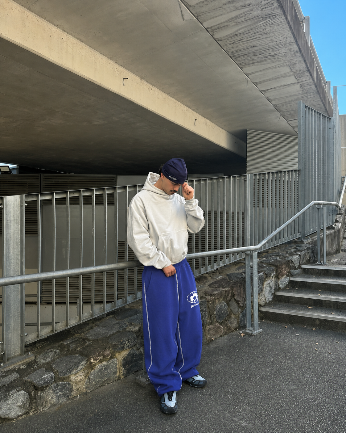 Jogging Protect bleu porté streetwear coupe extra large