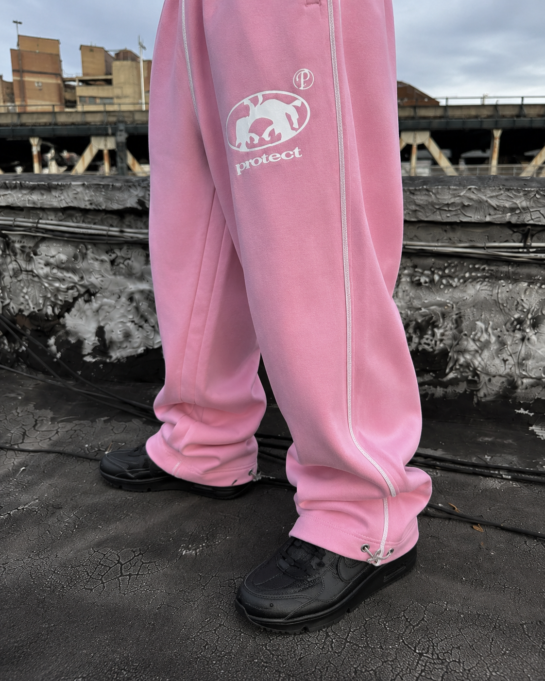 Jogging rose baggy détail bas empilé et cordon cheville