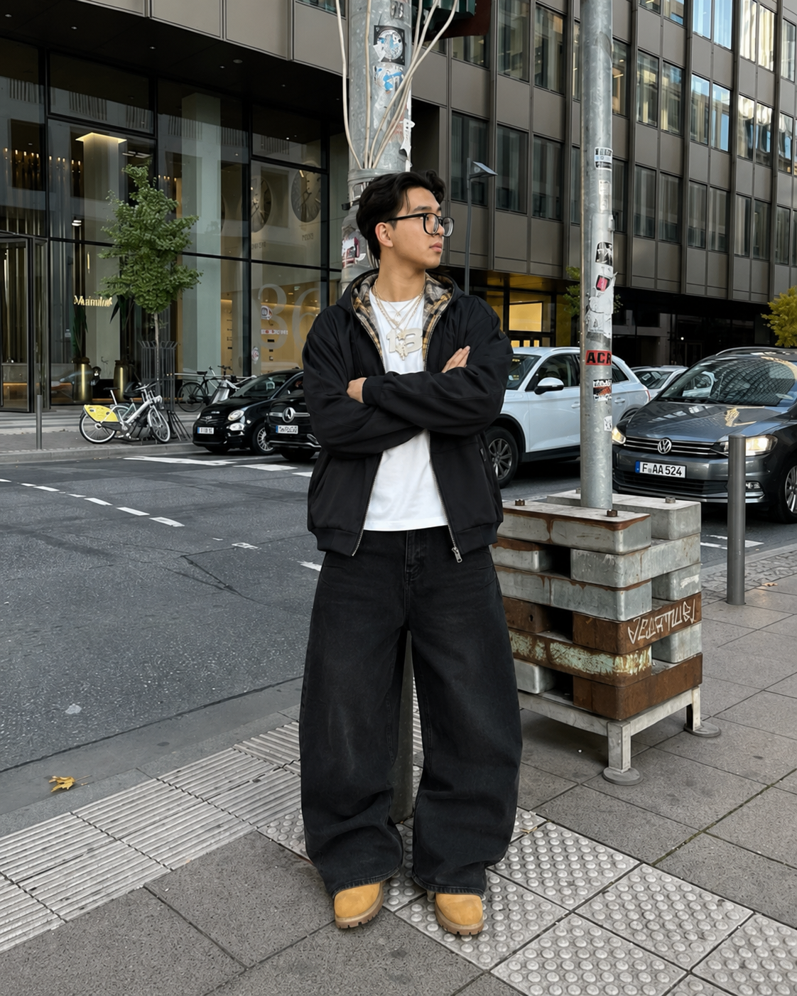Sweat plaid réversible noir porté en look streetwear