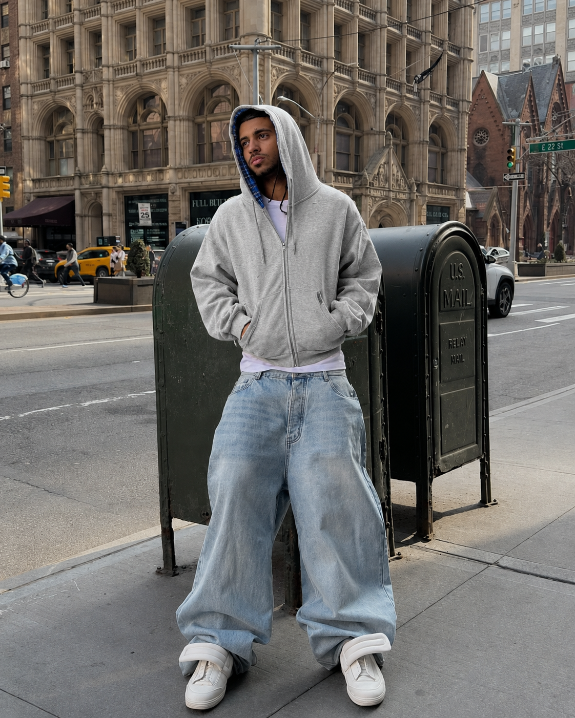Sweat plaid réversible gris capuche bleue porté en streetwear