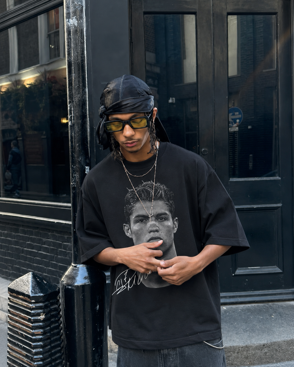 T-shirt CR7 noir oversize porté streetwear